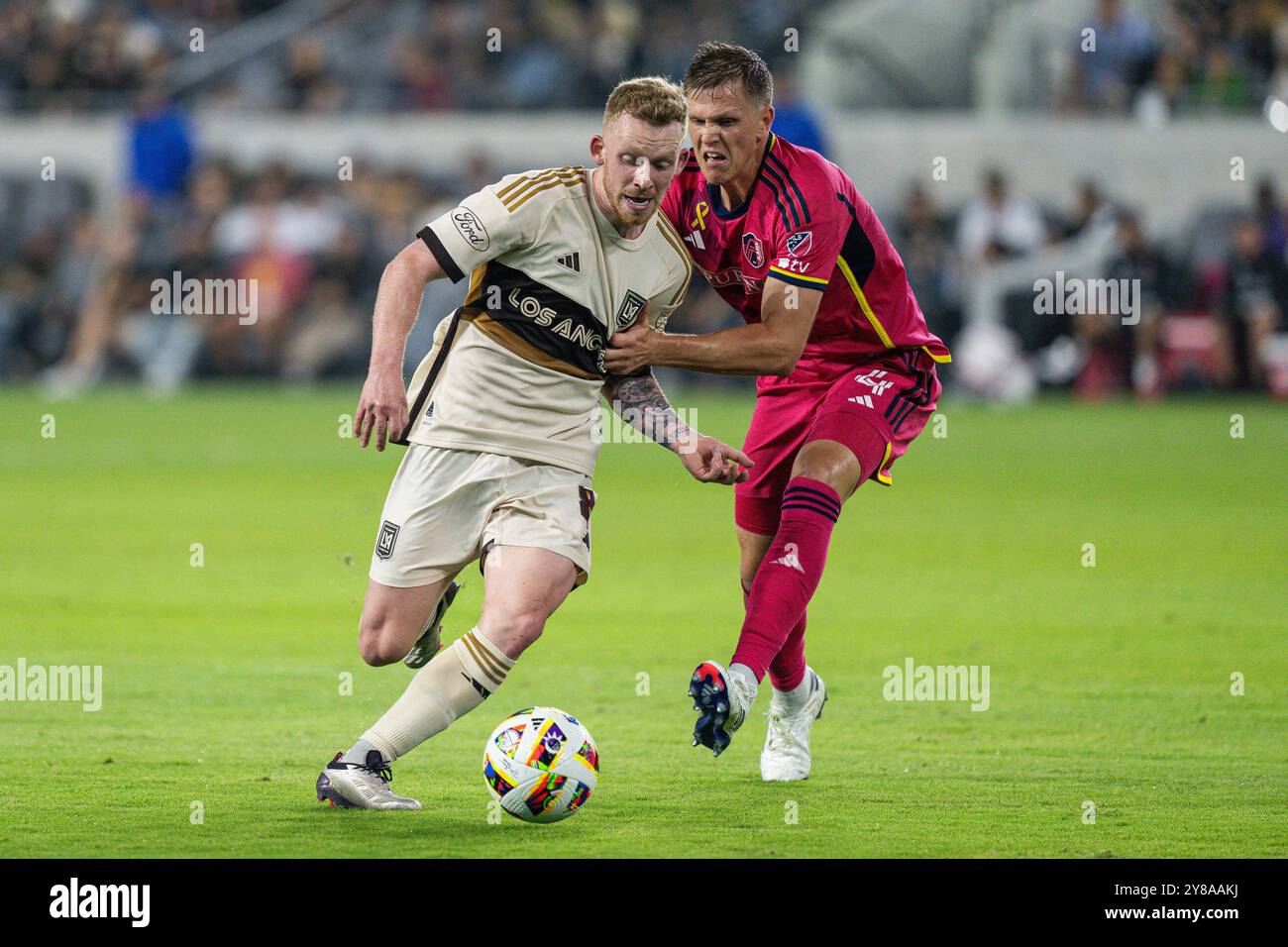 Il centrocampista del LAFC Lewis o'Brien (8) è difeso dal difensore del St. Louis City Joakim Nilsson (4) durante un match MLS, mercoledì 2 ottobre 2024, al BMO Foto Stock