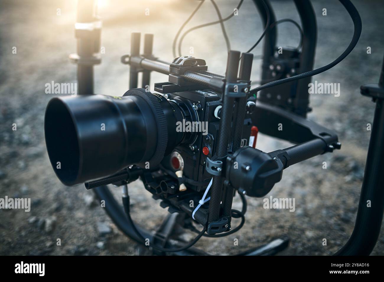 Tecnologia, fotocamera e attrezzature a terra all'aperto per la realizzazione di film, cinema e videografia sul set. Dispositivo elettronico portatile e posizione di registrazione Foto Stock