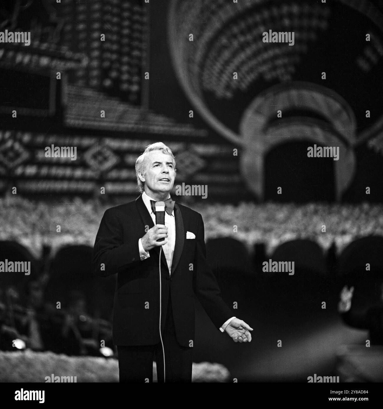 Der niederländische Schauspieler und Sänger Johannes Jopie Heesters bei seinem Auftritt in der vierten Folge der Samstagabendshow Ein Kessel Buntes im Friedrichstadtpalast, Berlino 1972. 91020000001 Foto Stock