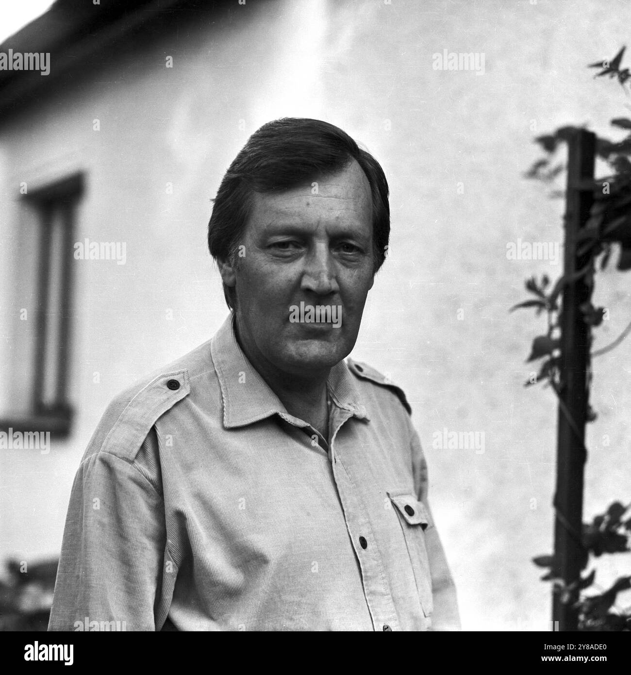 Der DDR-Schlagertexter, Quizmeister, Regisseur, Ensemble-Leiter und Moderator von Rundfunk- und Fernsehsendungen Wolfgang Brandenstein, der u.a. auch für den Friedrichstadtpalast Revueprogram schrieb, darunter Ein Kessel Buntes und Klock 8, achtern Strom . Hier privat im Porträt, DDR 1970er Jahre . 91020000023 Foto Stock