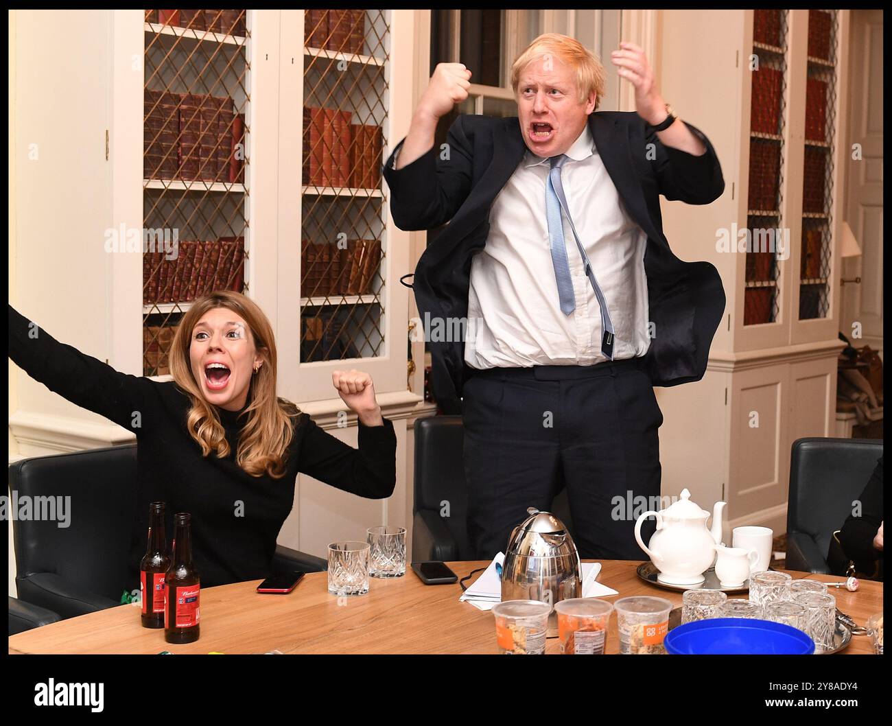 Londra, Regno Unito. 13 dicembre 2019. Immagine © concessa in licenza a Parsons Media. Boris Johnson Unleashed Book Pictures. Boris Johnson Election Night. Il primo ministro britannico Boris Johnson e il suo partner Carrie Symonds guardano i risultati delle elezioni del 2019 in TV nel suo studio al No10 Downing Street mentre guadagna a Outright Majority Picture by Credit: andrew parsons/Alamy Live News Foto Stock