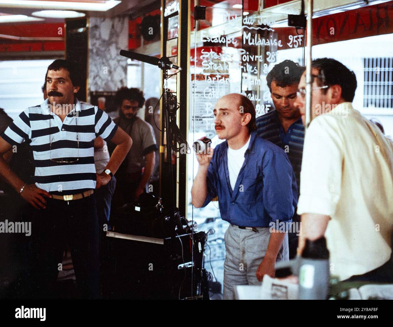 Parigi, Francia. 4 ottobre 2024. Foto dell'attore e regista francese Michel Blanc durante le riprese del suo primo film come regista "Marche à l'Ombre" nel 15° distretto di Parigi, Francia, il 1984 giugno. Michel Blanc morì il 4 ottobre 2024 all'età di 72 anni. Foto di Christophe Geyres/ABACAPRESS. COM credito: Abaca Press/Alamy Live News Foto Stock