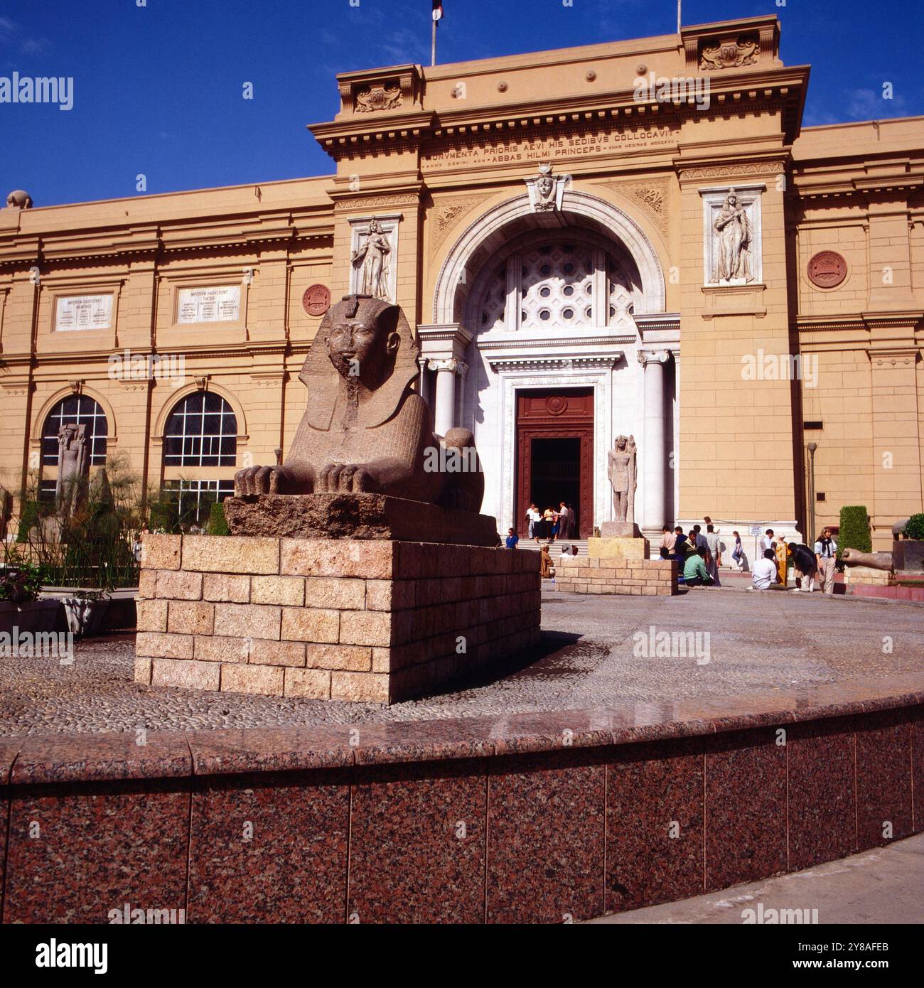 Sphinx vor dem Eingang zum ägyptischen Museum, nahe dem Midan el Tahrir a Kairo, Ägypten um 1987. 90010000209 Foto Stock