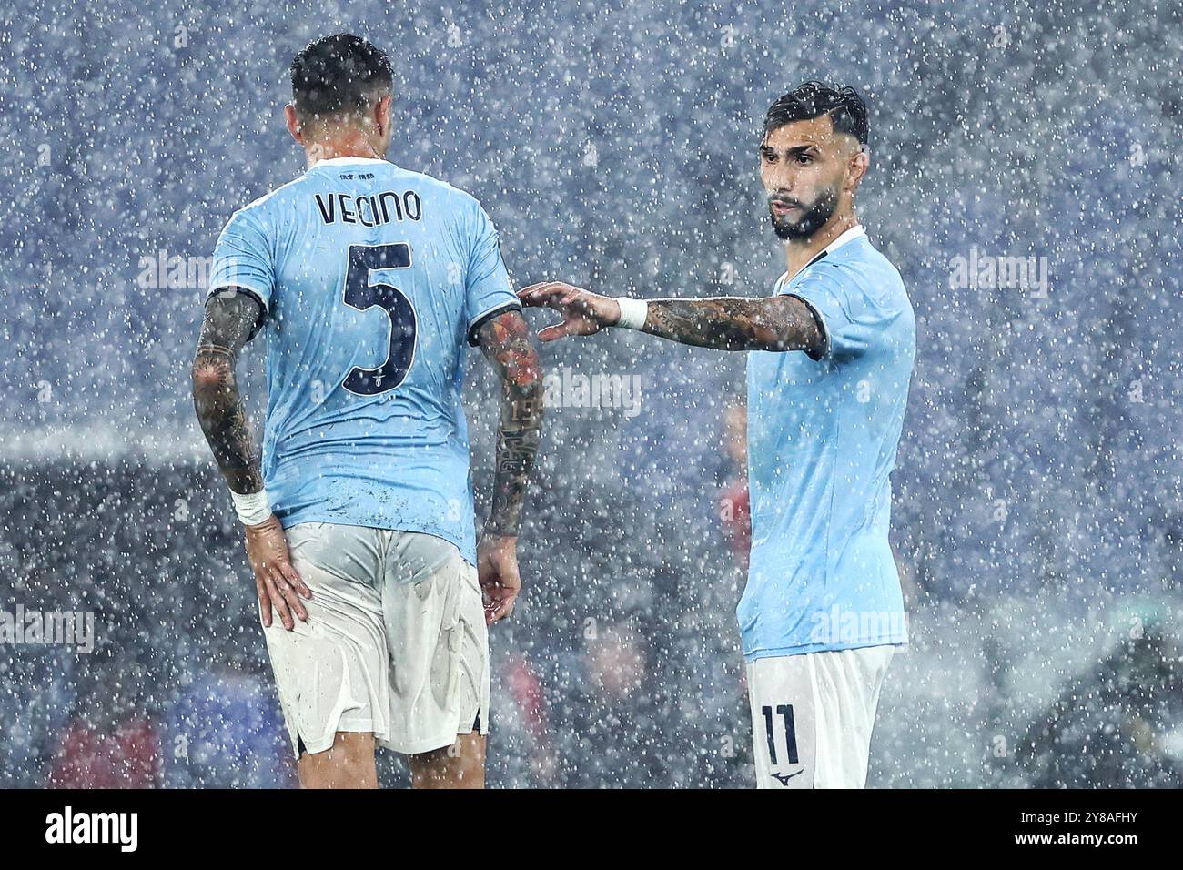 Roma, Italia. 3 ottobre 2024. Matias Vecino e Taty Castellanos della Lazio si parlano durante la fase UEFA Europa League, League, Matchday 2 footba Foto Stock