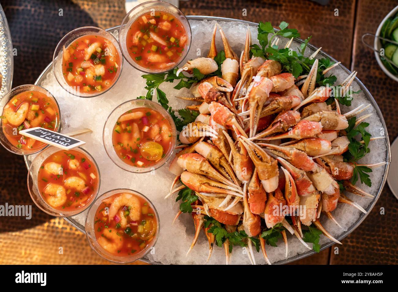 Tazze di ceviche e artigli di granchio sulla linea del buffet Foto Stock