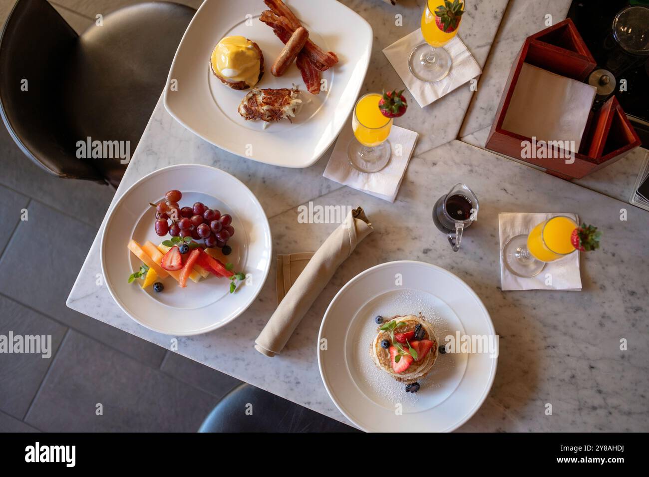 Varieta' varieta' variegata di piatti per la colazione sul tavolo dall'alto Foto Stock