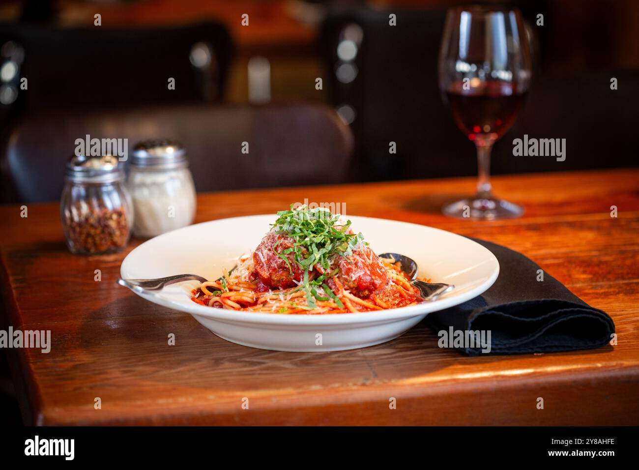 Una ciotola di spaghetti con polpette in un recipiente poco profondo Foto Stock