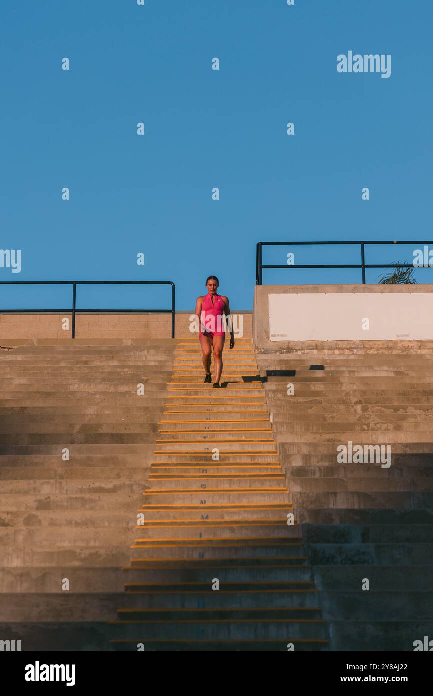 Atleta che cammina giù dopo gli sprint dello stadio Foto Stock