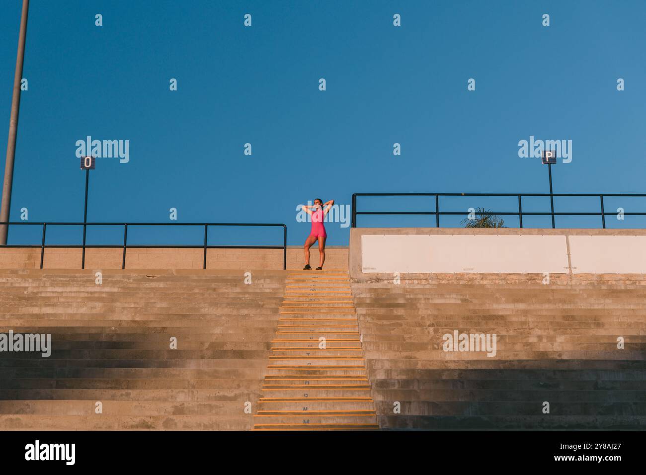 Atleta donna in piedi in cima agli stadi dopo la corsa Foto Stock