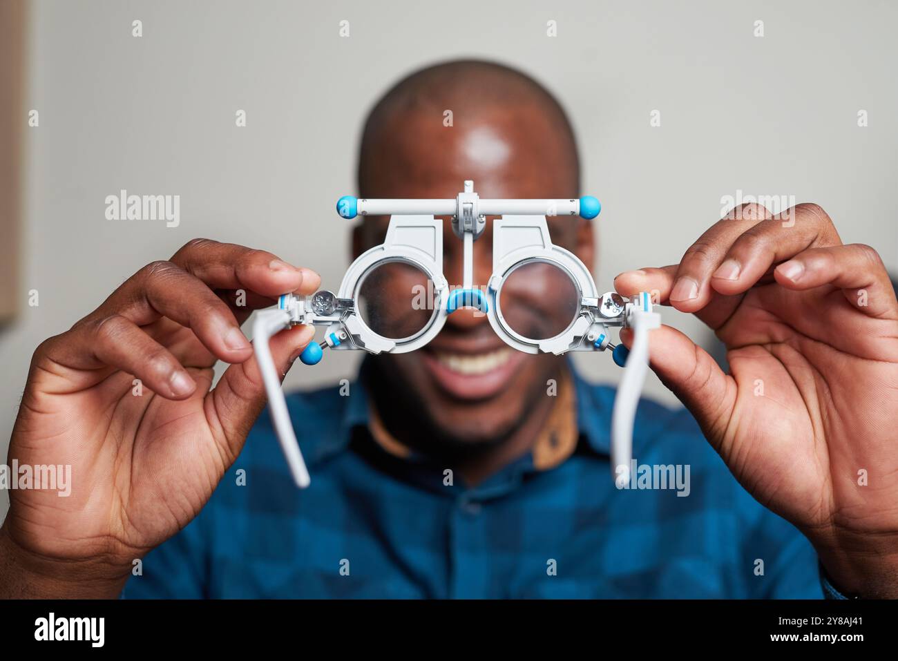 Telaio di prova in clinica ottica per test di visione Foto Stock