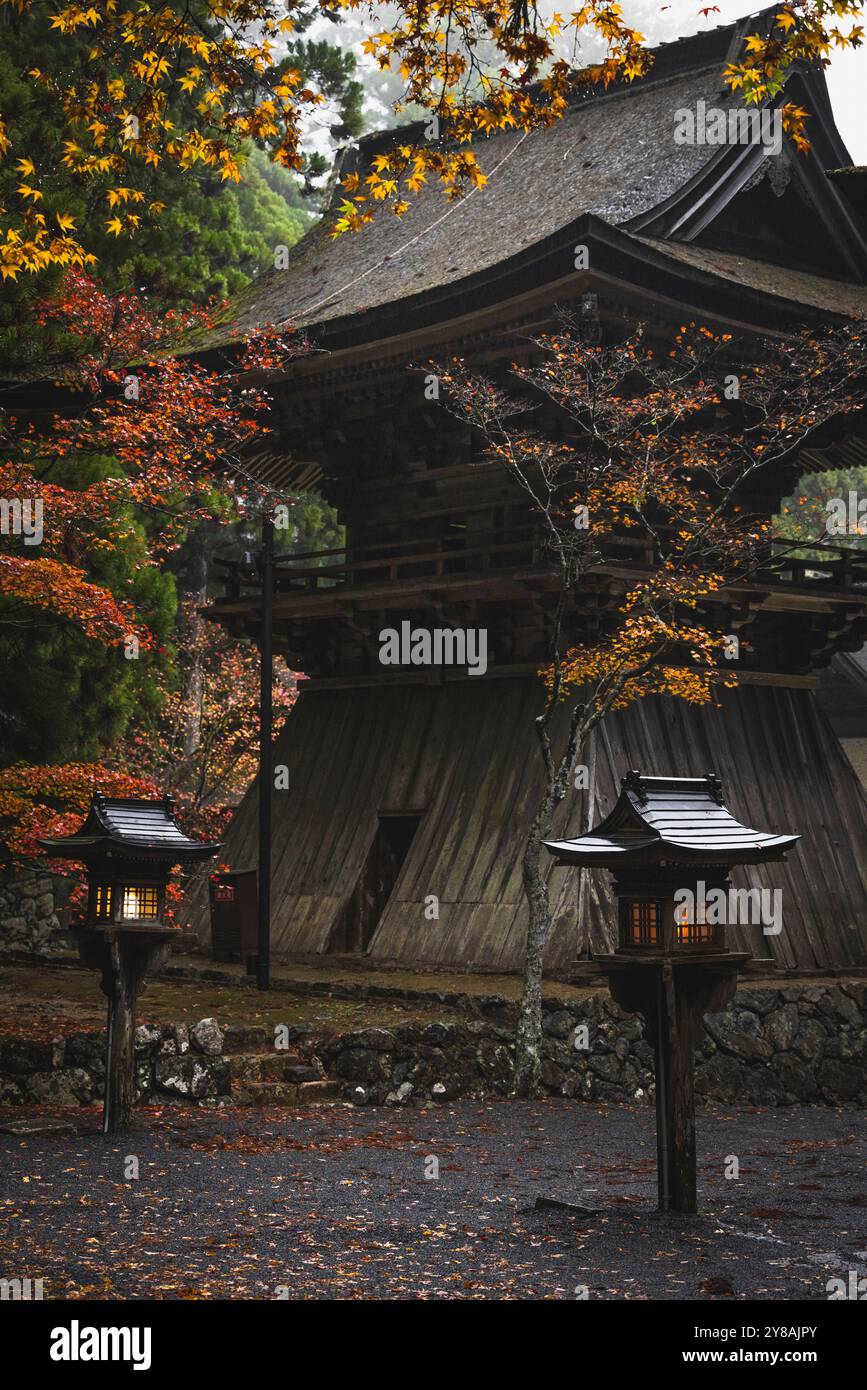 pagoda in legno e colori autunnali Foto Stock