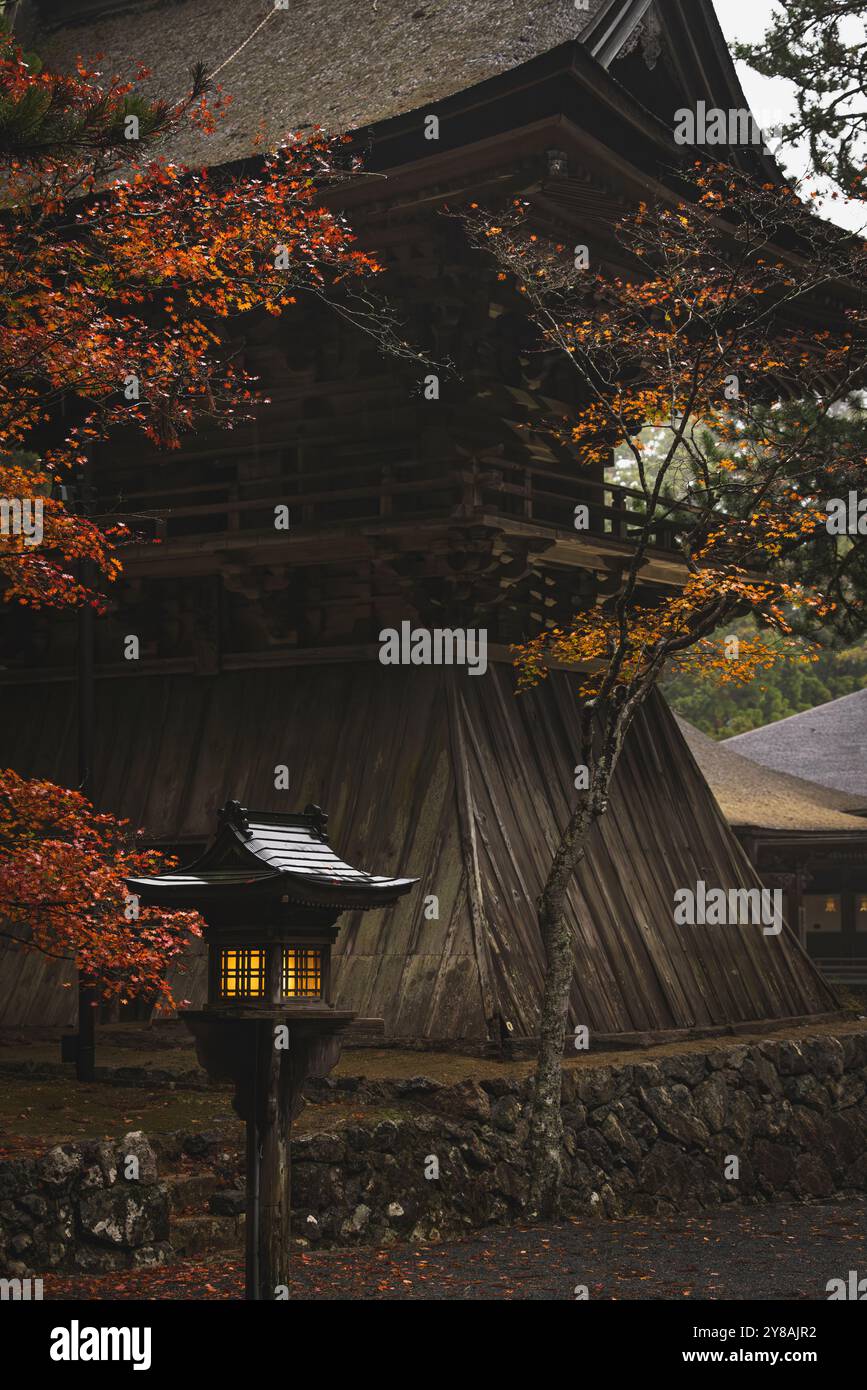 dettaglio del tempio in legno e dell'autunno Foto Stock