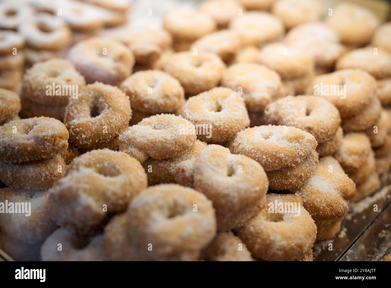 Pasticcini dolci appena sfornati disposti in un negozio di panetteria Foto Stock
