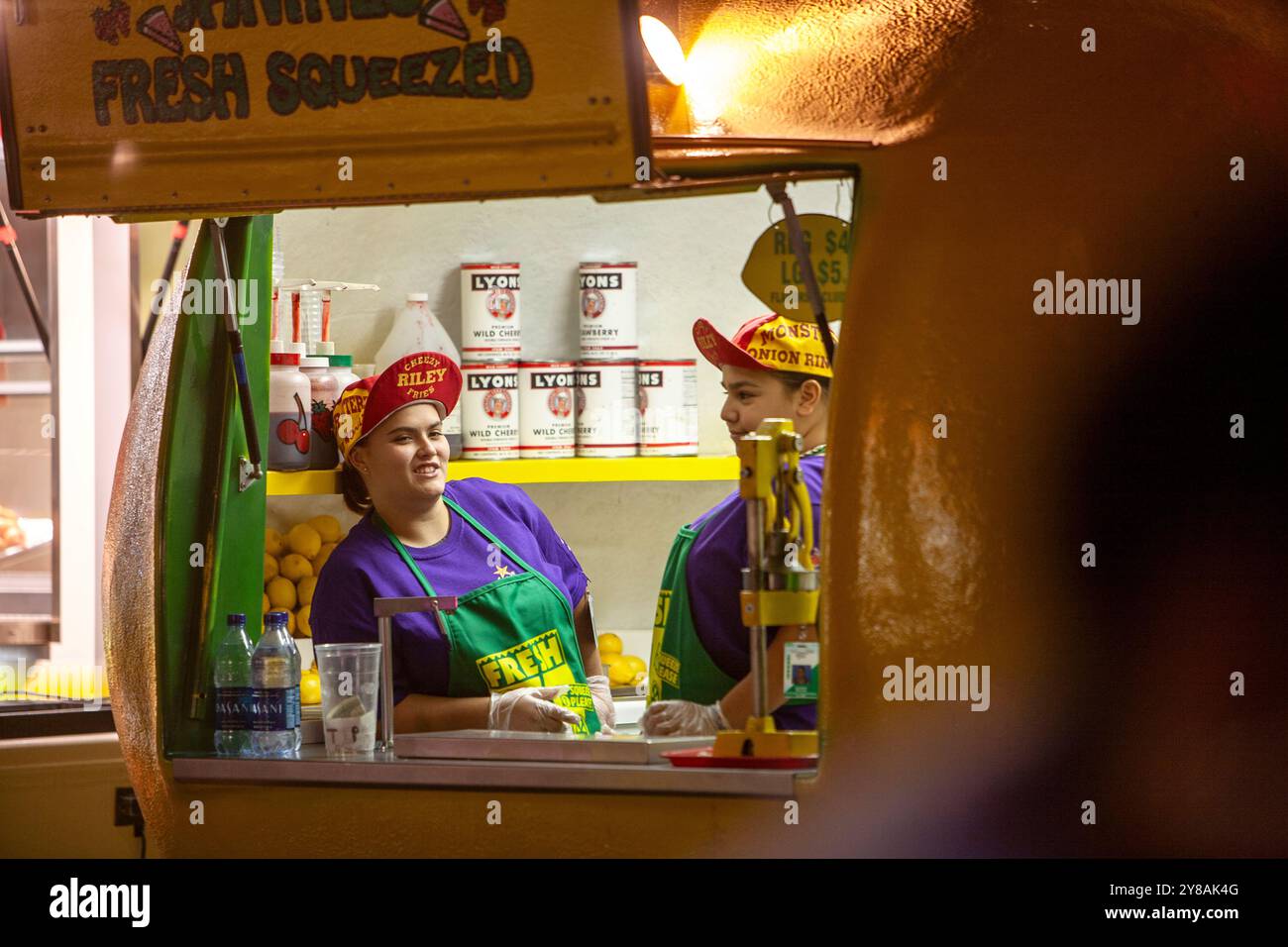 I lavoratori che frequentano un banco di concessione di limonate Foto Stock
