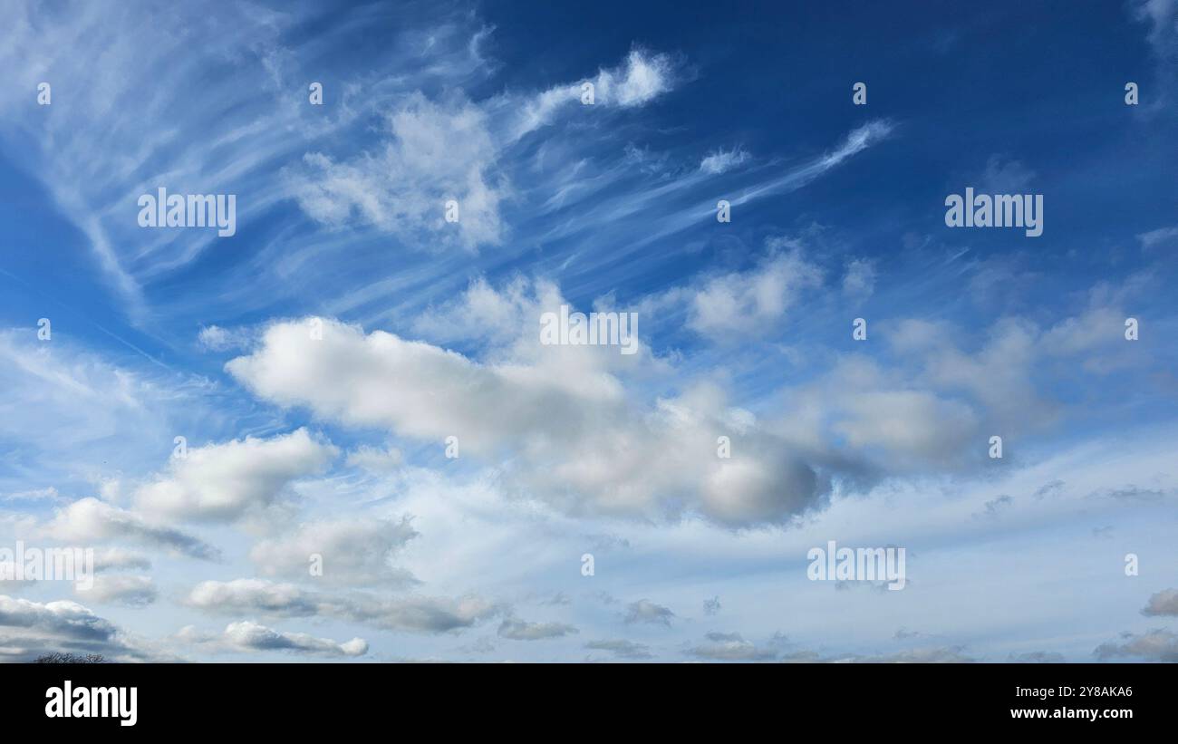 sfondo blu con nuvole bianche. Sfondo cielo con nuvole bianche. Foto Stock