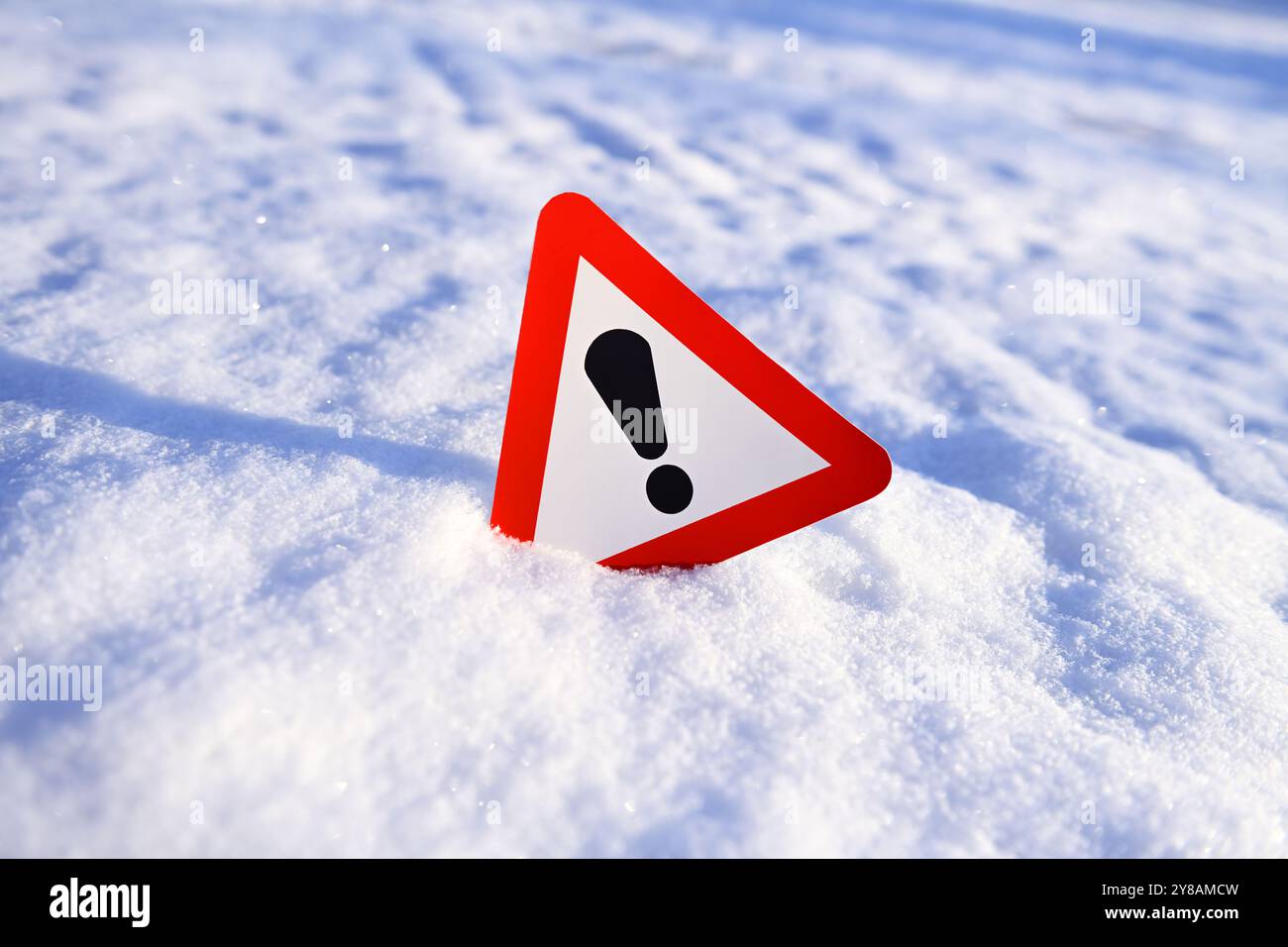 Cartello di pericolo bloccato nella neve, foto simbolica di nevicate e neve scivolosa, Gefahrenschild steckt im Schnee, Symbolfoto Schneefall und Schneeglätte Foto Stock