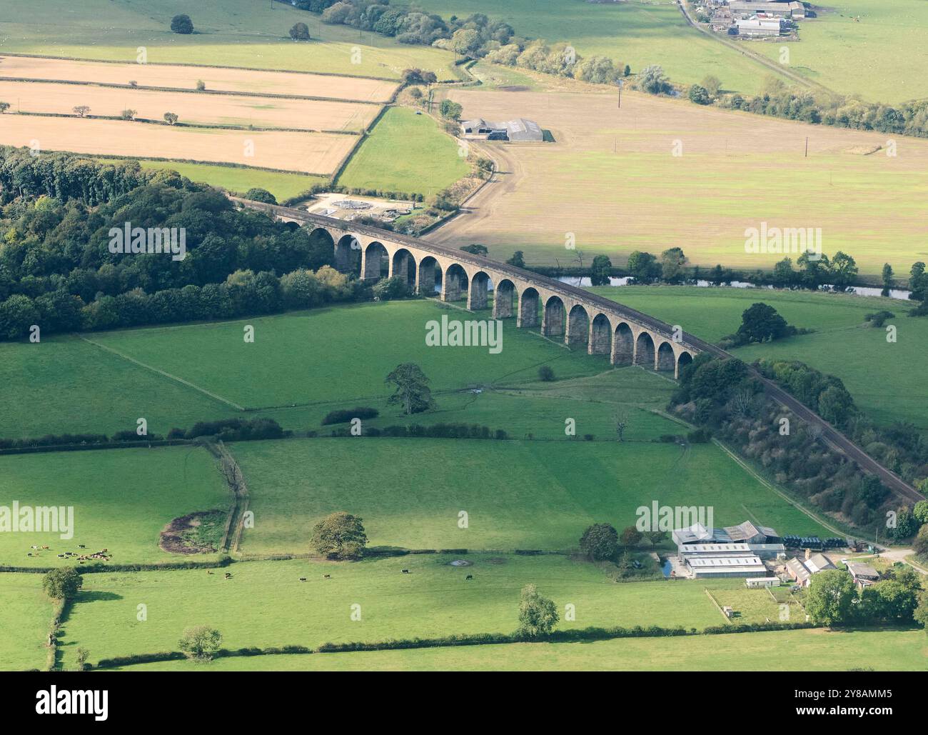 Un drone di Arthington Viaduct sulla linea ferroviaria leeds-Harrogate, West Yorkshire, Inghilterra settentrionale, Regno Unito Foto Stock