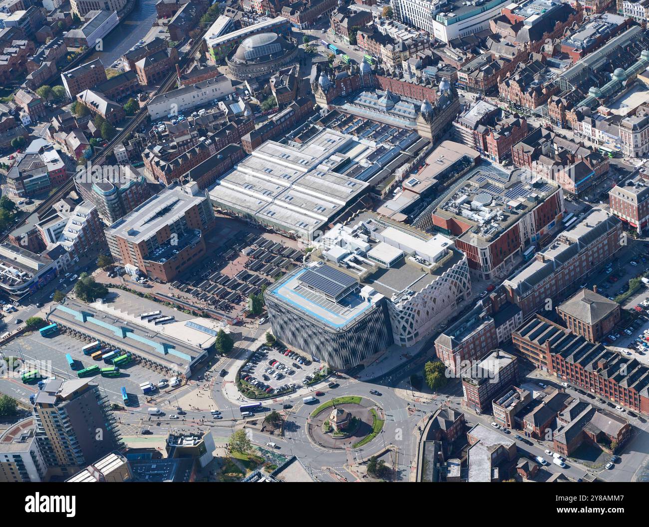 Una fotografia aerea del centro di Leeds, che mostra la stazione degli autobus, il mercato e il centro commerciale Victoria, West Yorkshire, Inghilterra settentrionale, Regno Unito Foto Stock