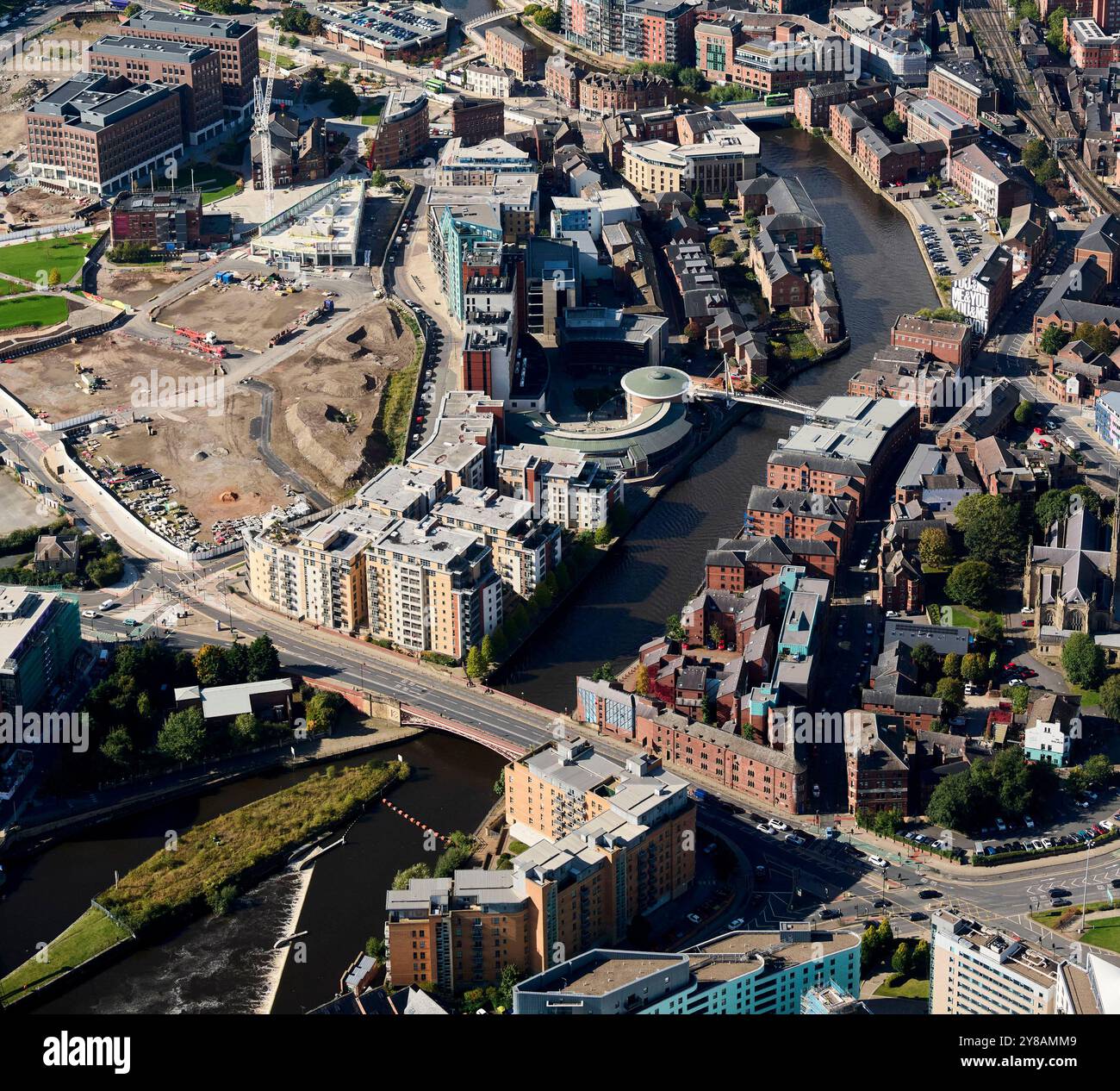 Una fotografia aerea del centro di Leeds, che guarda a ovest lungo il fiume Aire e il lungofiume, West Yorkshire, Inghilterra settentrionale, Regno Unito Foto Stock