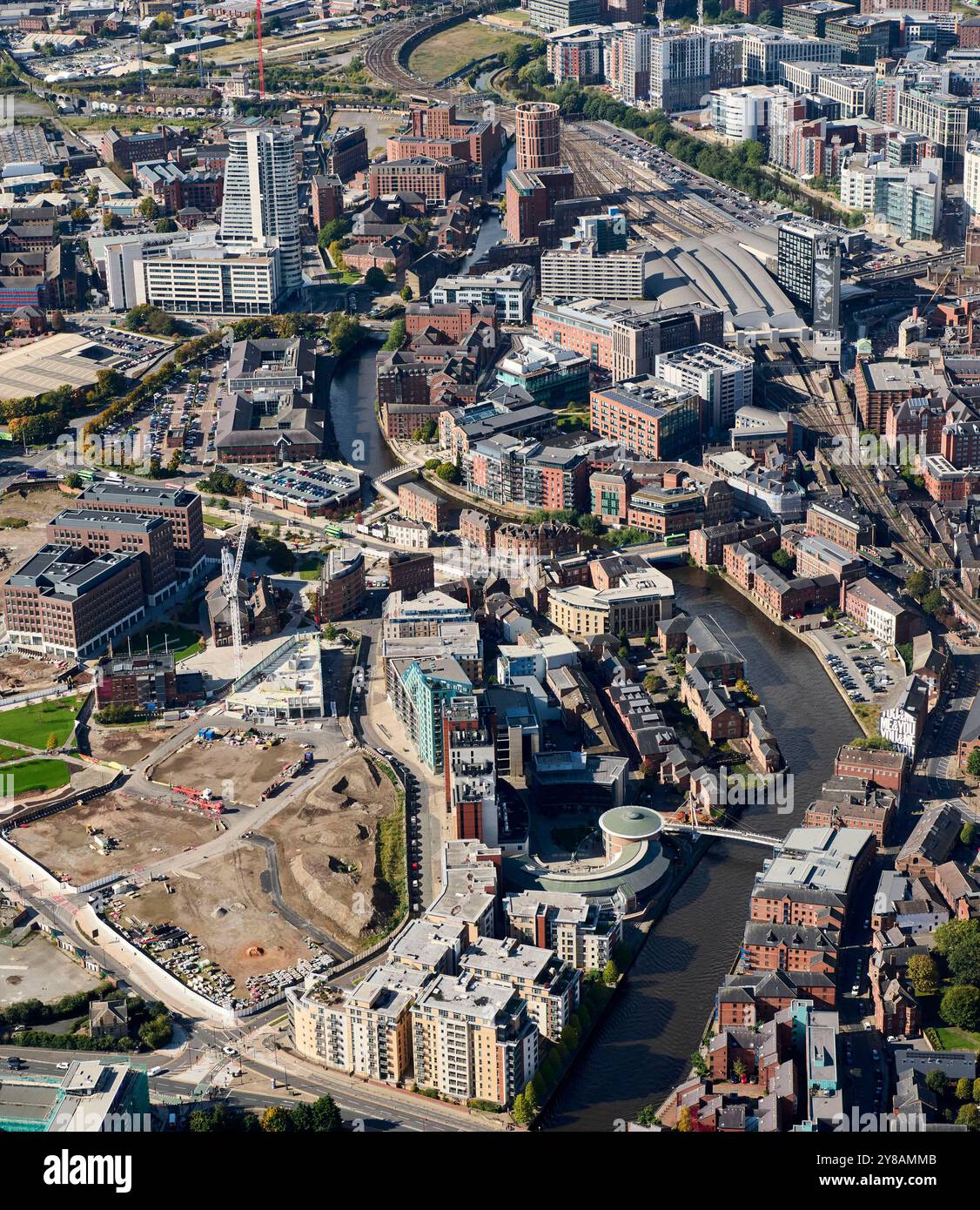 Una fotografia aerea del centro di Leeds, che guarda a ovest lungo il fiume Aire e il lungofiume, West Yorkshire, Inghilterra settentrionale, Regno Unito Foto Stock