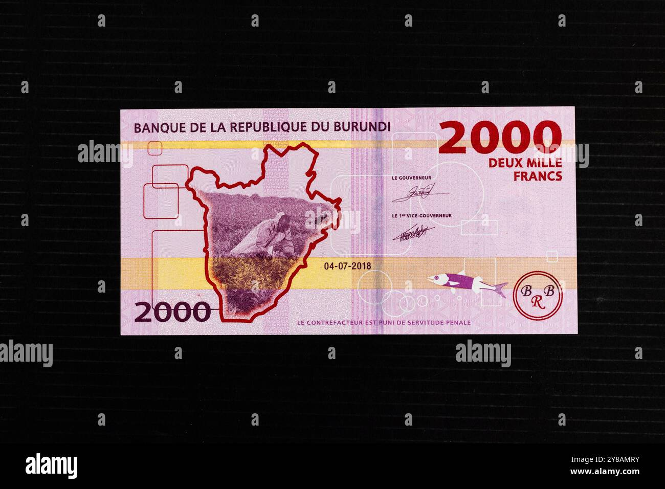 Banconote del Burundi da 2000 franchi che presentano il profilo della mappa del Burundi e la progettazione del lavoro sul campo Foto Stock