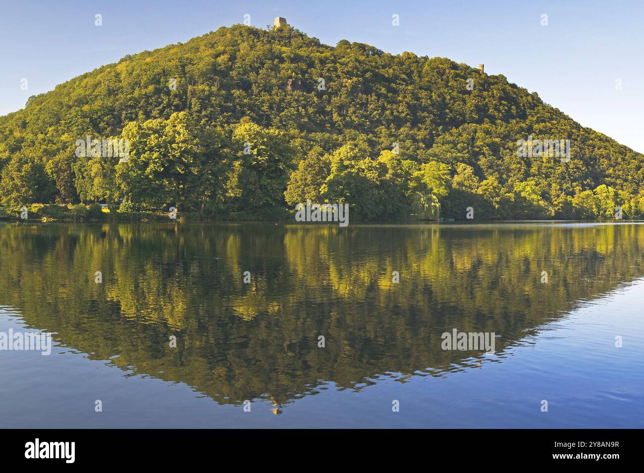 Lago Hengstey, vista del monumento Kaiser Wilhelm sul versante della Ruhr di Syberg, Germania, Renania settentrionale-Vestfalia, area della Ruhr, Dortmund Foto Stock