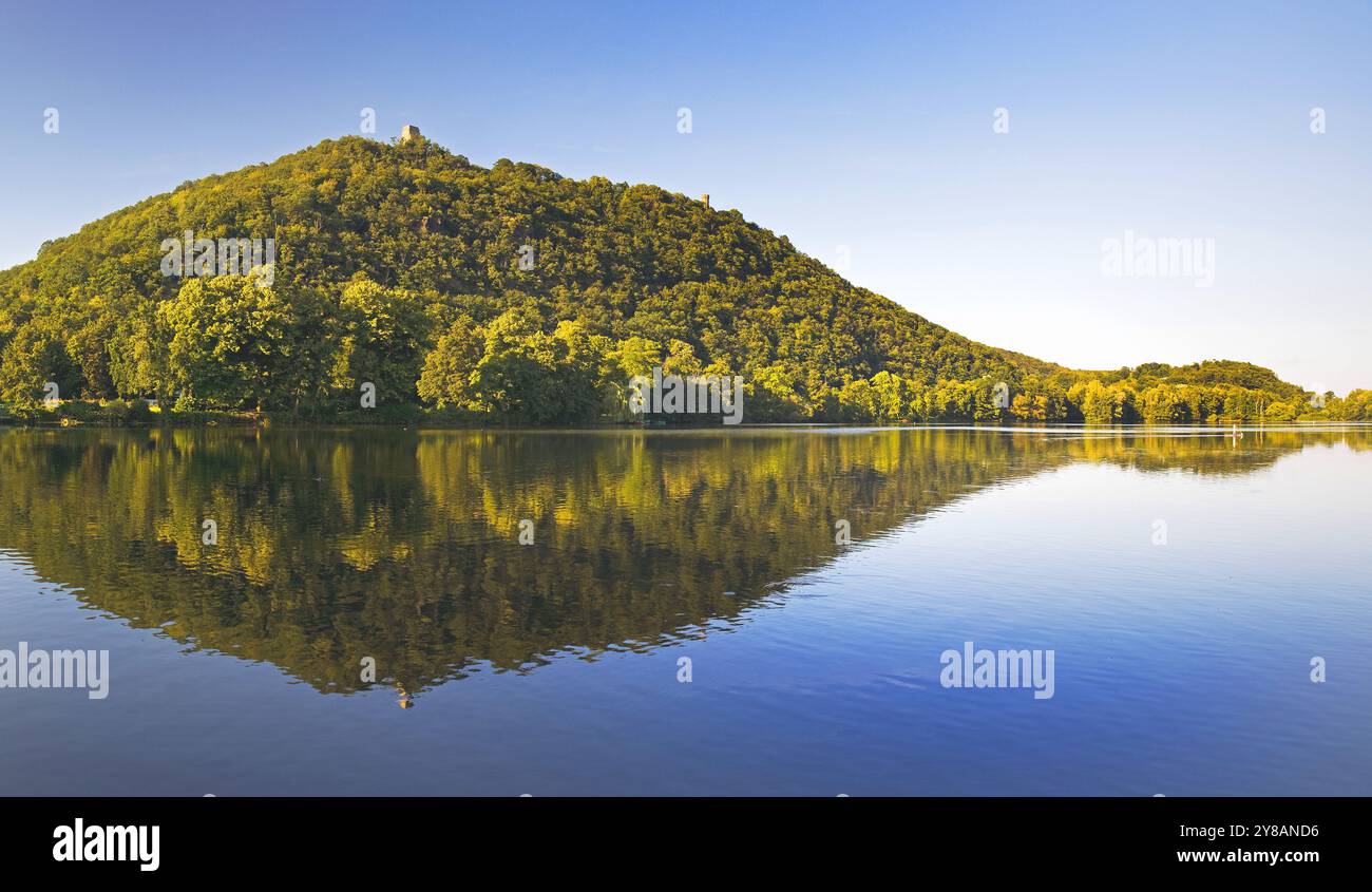 Lago Hengstey, vista del monumento Kaiser Wilhelm sul versante della Ruhr di Syberg, Germania, Renania settentrionale-Vestfalia, area della Ruhr, Dortmund Foto Stock