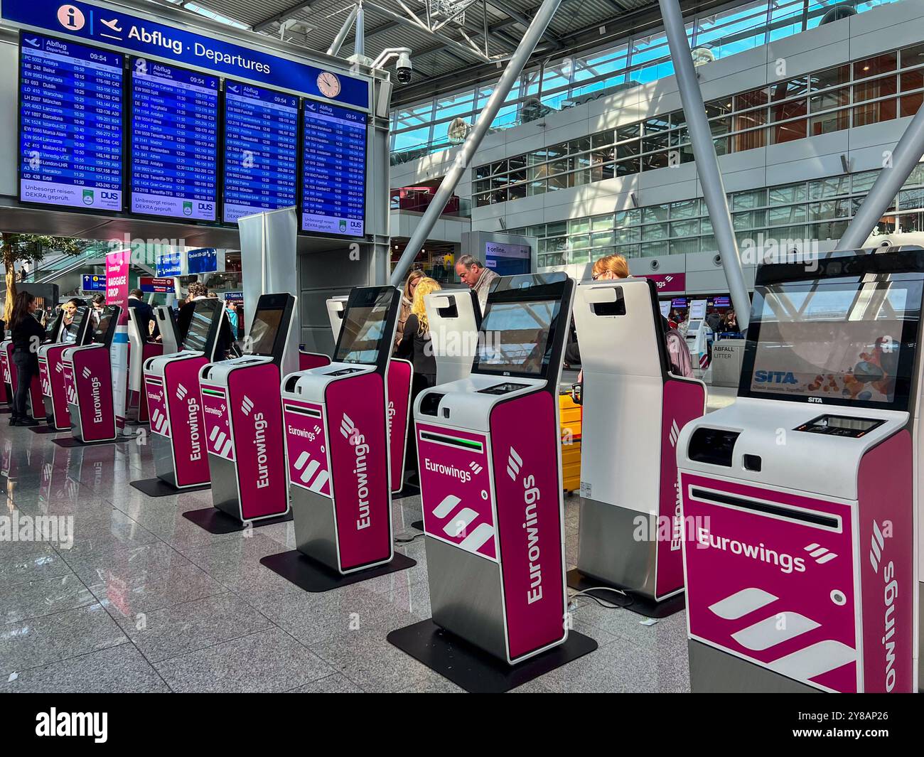 Düsseldorf, Deutschland, Europa, Flughafen, Eurowings, check-in-Automaten, Digitalisierung, Selbstbedienungskioske, moderne Flughafentechnologie, Passagierabfertigung, Automatisierung, reibungsloser Reiseablauf, steigende Effizienz, Flughafensicherheit, Wartezeitenverkürzung, Abflugterminal, technologische Entwicklung im Luftverkehr, steigender Bedarf an digitaler Infrastruktur, Luftverkehrsbranche, technologische Innovationen, nachhaltige Reisetechnologien, Auswirkungen der Flugsicherung-Störungen, Selbstbedienungs-Trend im Reiseverkehr, moderne Mobilitätslösungen *** Düsseldorf, Germania, EUR Foto Stock