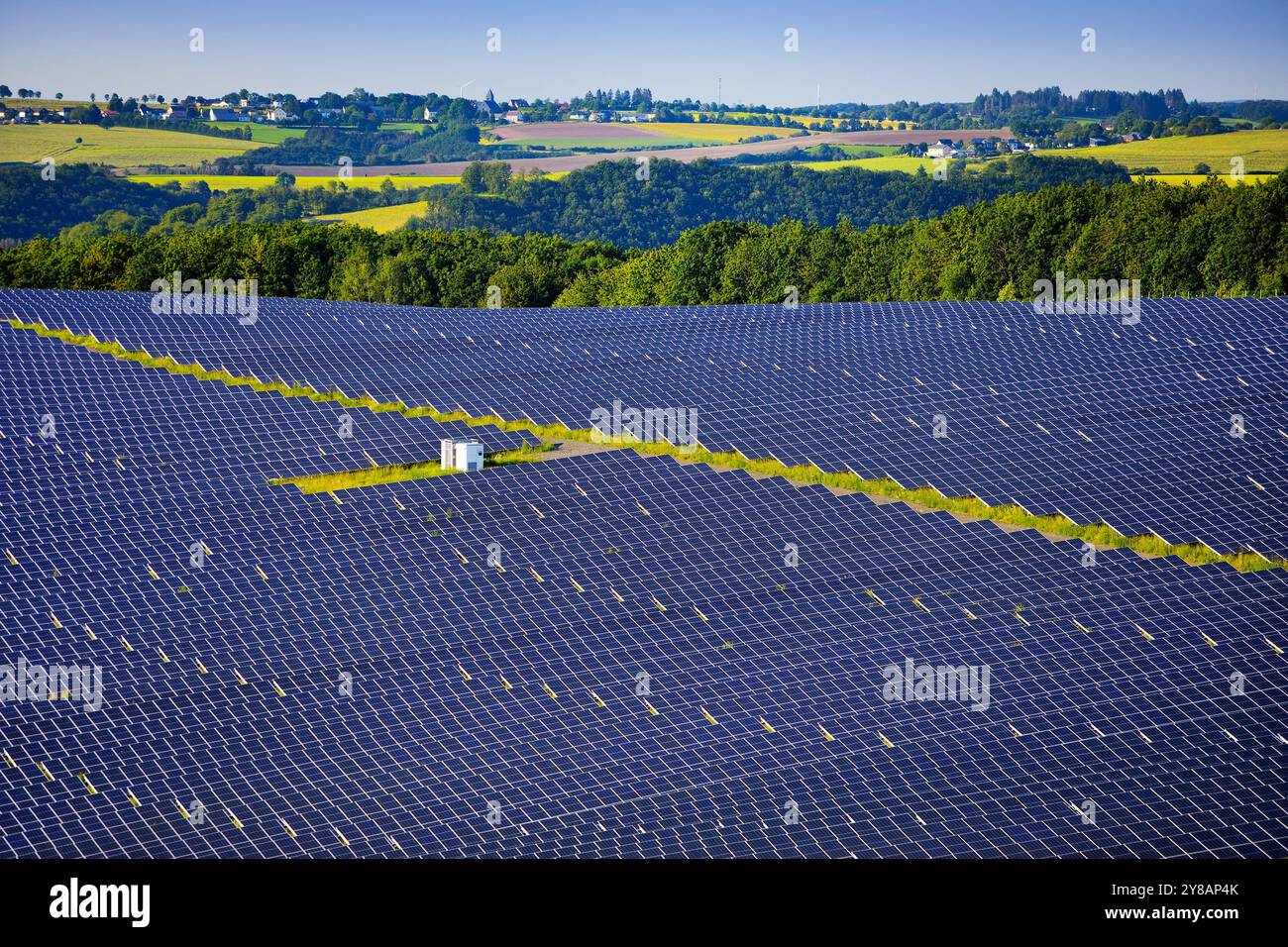 Grande impianto fotovoltaico open space nel Parco naturale Suedeifel sull'altopiano di Arzfeld, Germania, Renania-Palatinato, Parco naturale Suedeifel, Dauwelsh Foto Stock