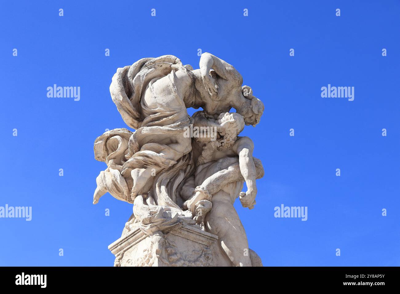 Baciare le statue al Memoriale di Guerra del Vittoriano a Roma, Italia Foto Stock
