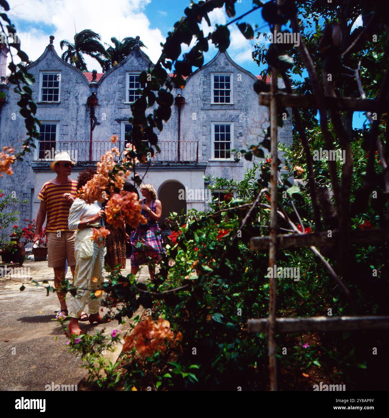 Touristen im Hof vom St Nicholas Abbey Herrenhaus in Saint Peter auf Barbados, um 1985. 90010000664 Foto Stock