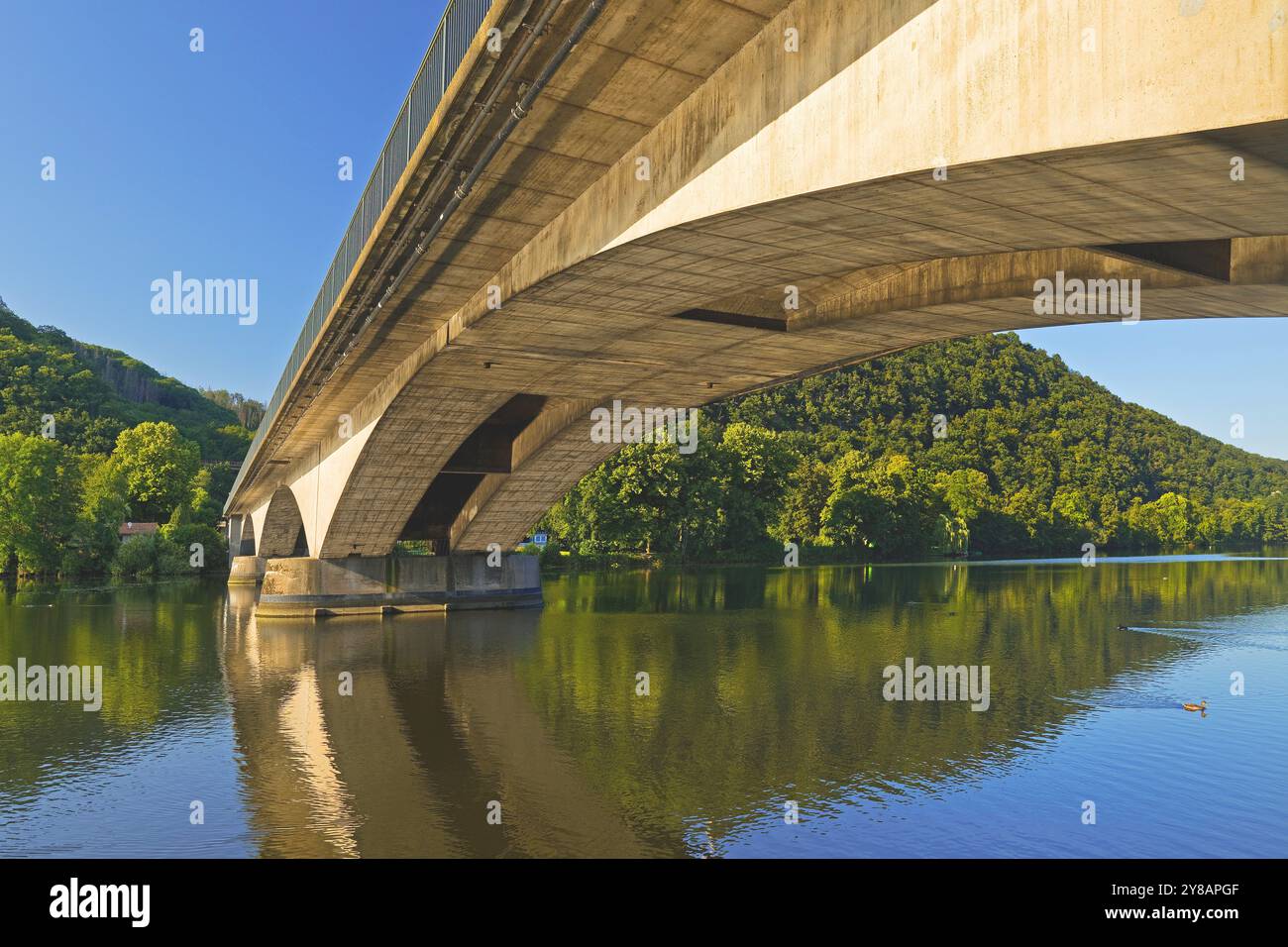 Sotto il ponte Syberg Ruhr sul lago Hengsteysee, Germania, Renania settentrionale-Vestfalia, area della Ruhr, Dortmund Foto Stock