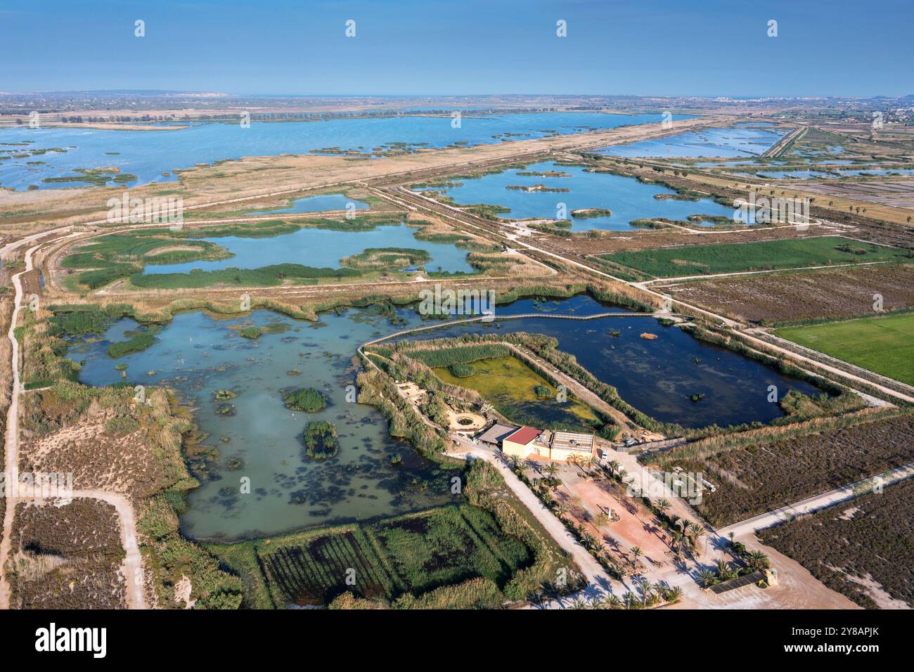 Stagni con canne, passeggiata sul lungomare e centro informazioni, vista aerea, Spagna, El Hondo Natur Park, Crevillent Foto Stock