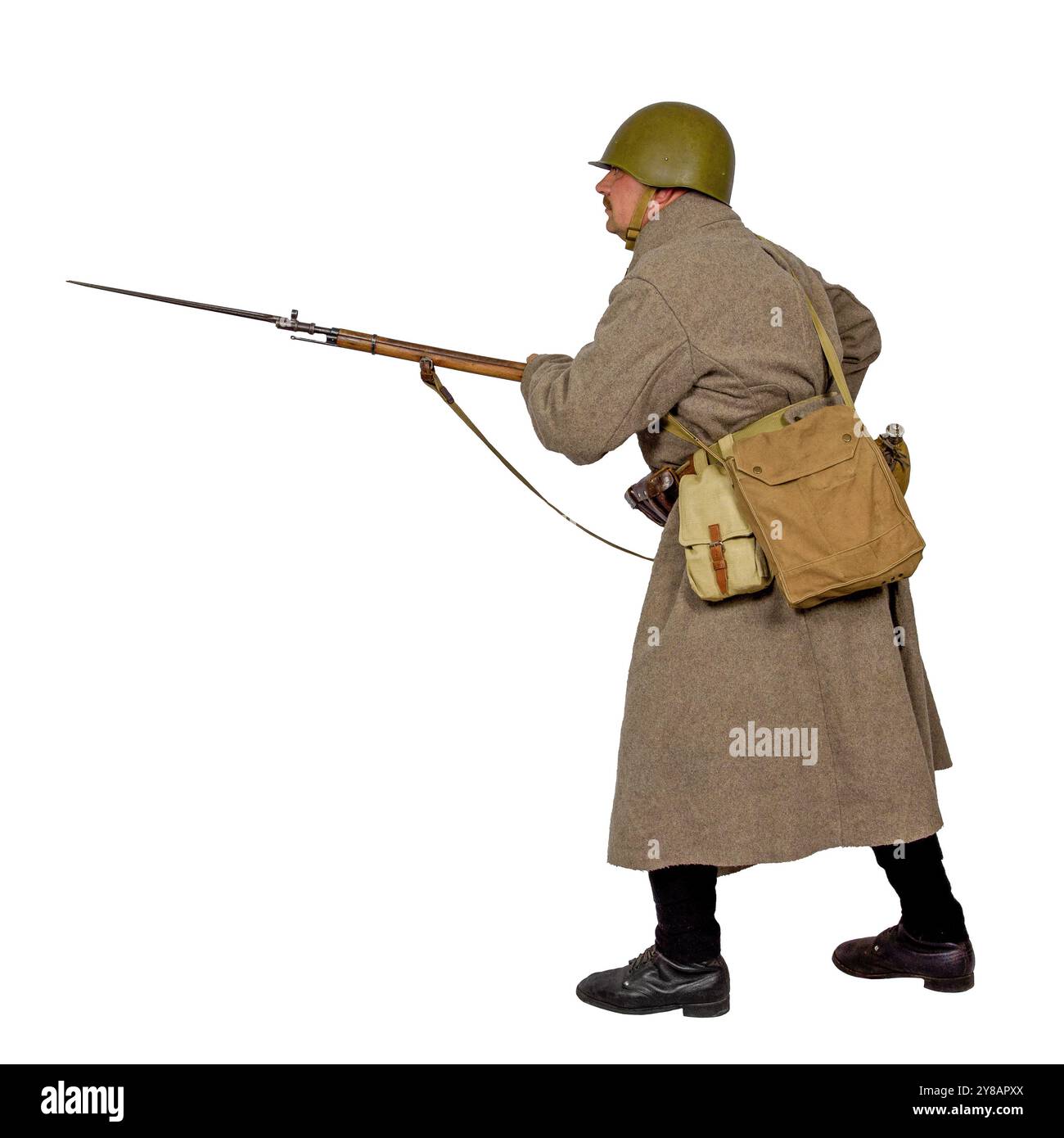 Il caposquadra della compagnia di fucili dell'Armata Rossa durante gli attacchi invernali in uniforme. Isolato su sfondo bianco Foto Stock