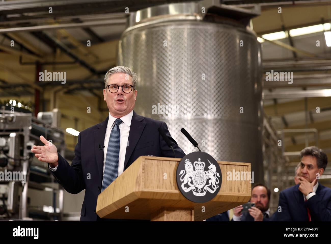 Il primo ministro Sir Keir Starmer tiene un discorso durante una visita in un impianto di produzione a Chester. Il governo ha promesso quasi 22 miliardi di sterline di finanziamenti per sviluppare progetti per catturare e immagazzinare le emissioni di carbonio derivanti dalla produzione di energia, industria e idrogeno. Si spera che il finanziamento di due "poli di cattura del carbonio” a Merseyside e Teesside, promesso nei prossimi 25 anni, creerà e sosterrà migliaia di posti di lavoro, attingerà investimenti privati e aiuterà il Regno Unito a raggiungere gli obiettivi climatici. Data foto: Venerdì 4 ottobre 2024. Foto Stock