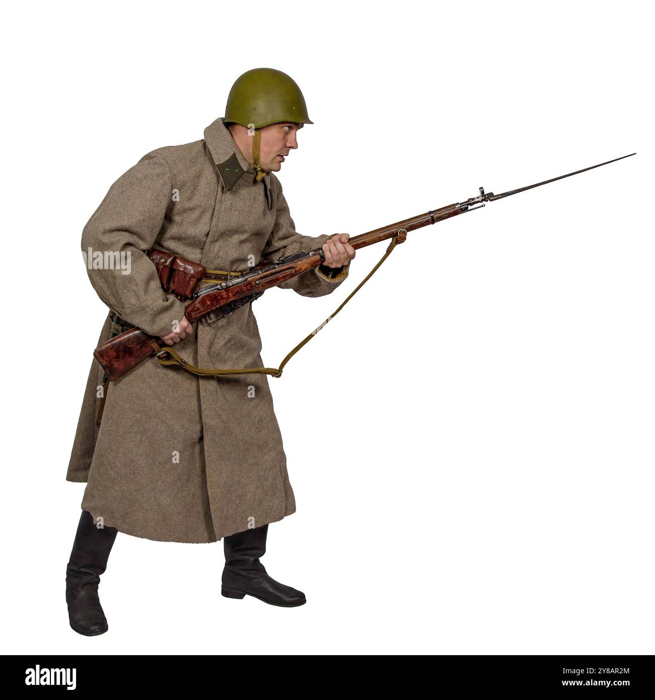 Un sergente della 10th NKVD Rifle Division attacca in uniforme invernale. URSS. La seconda guerra mondiale. Isolato su bianco Foto Stock