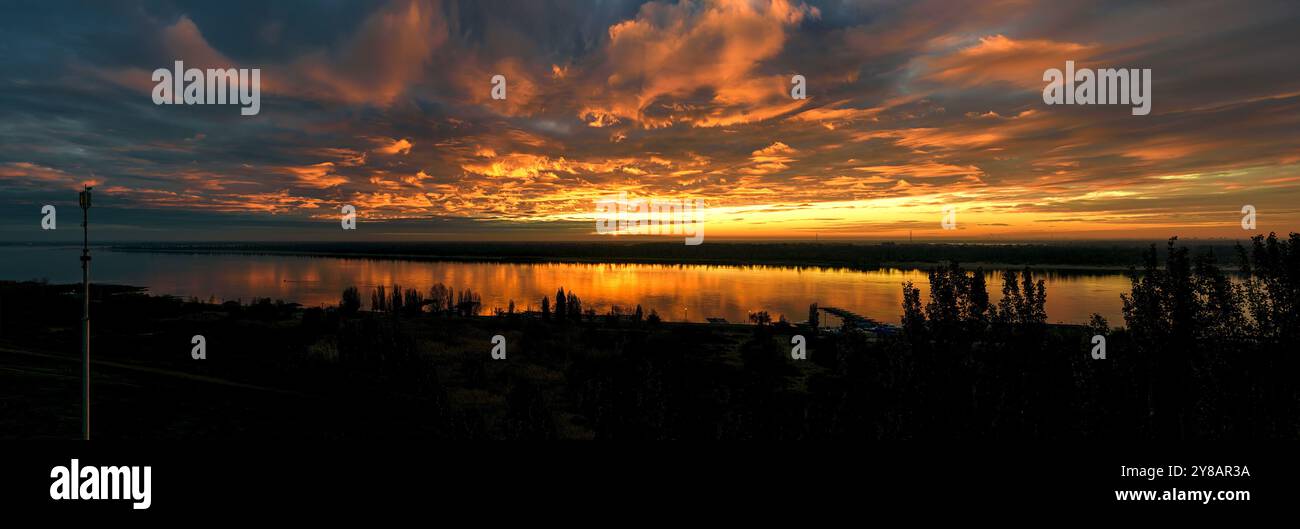 Panorama dell'alba sul fiume Volga. Russia Foto Stock