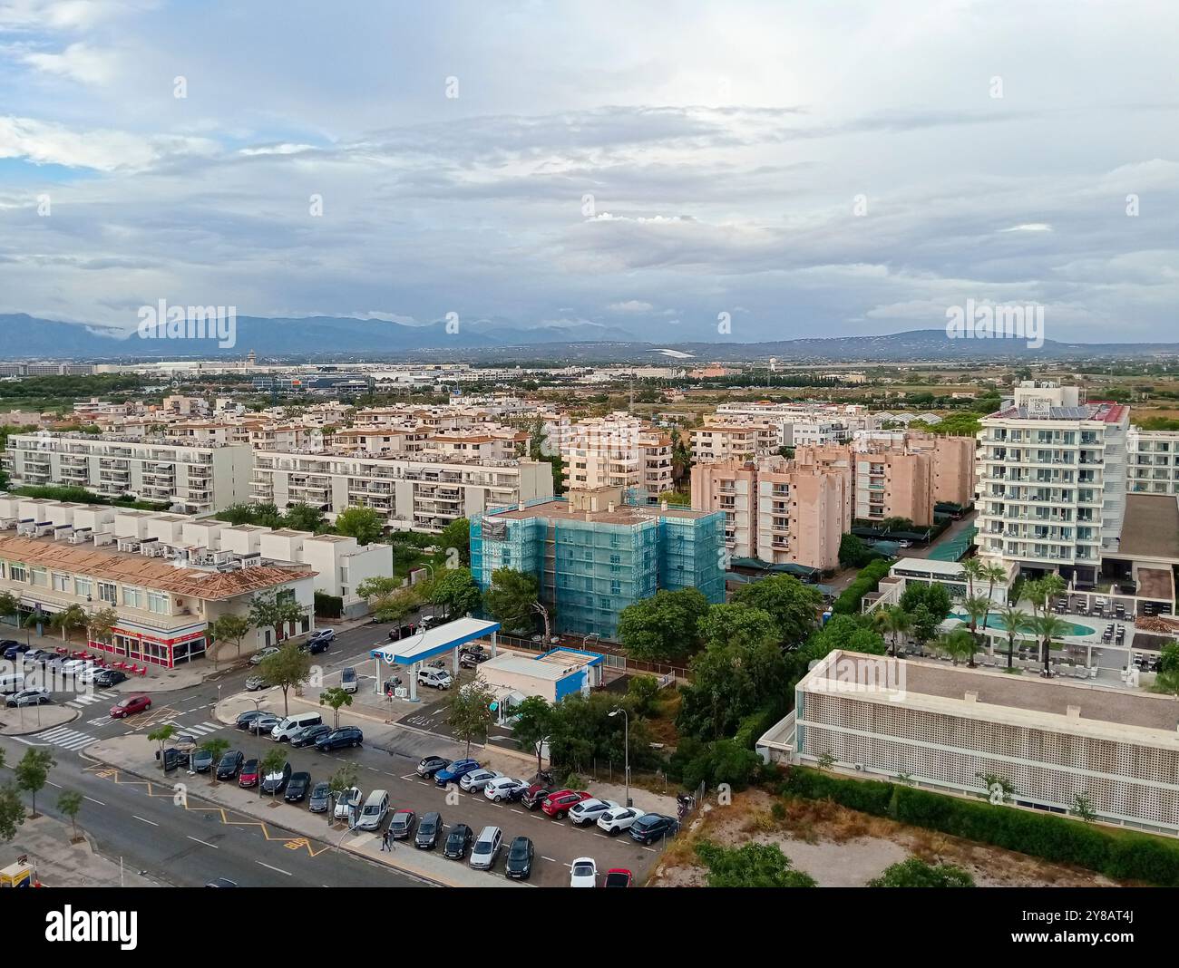 Palma de Mallorca, Spagna; 15 agosto 2024: Vista aerea della località turistica di pla Playa de Palma de Mallorca, Spagna al tramonto Foto Stock