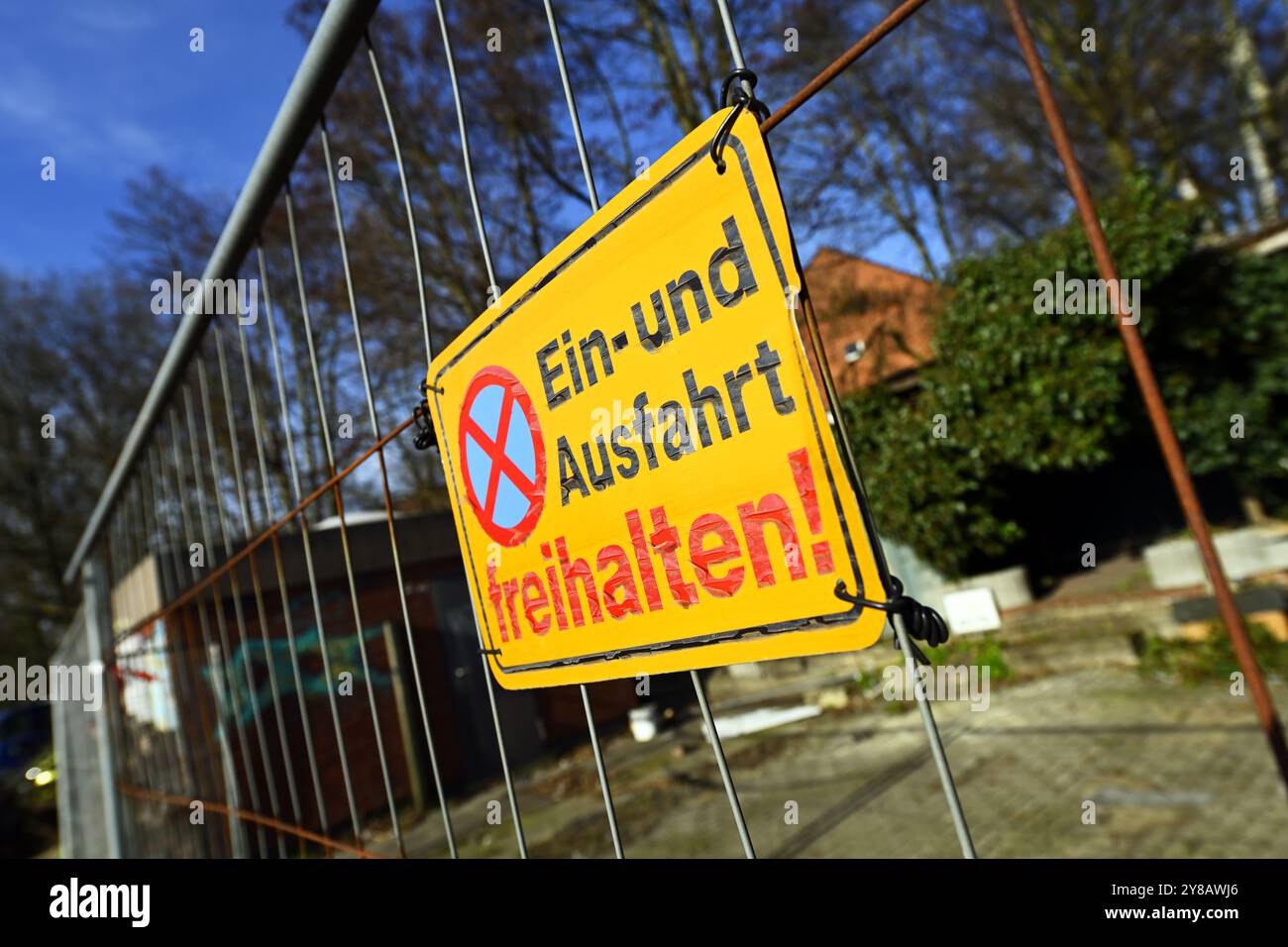 Segui le indicazioni per entrare e uscire a Bergedorf, Amburgo, Germania, Schild Ein- und Ausfahrt freihalten a Bergedorf, Deutschland Foto Stock