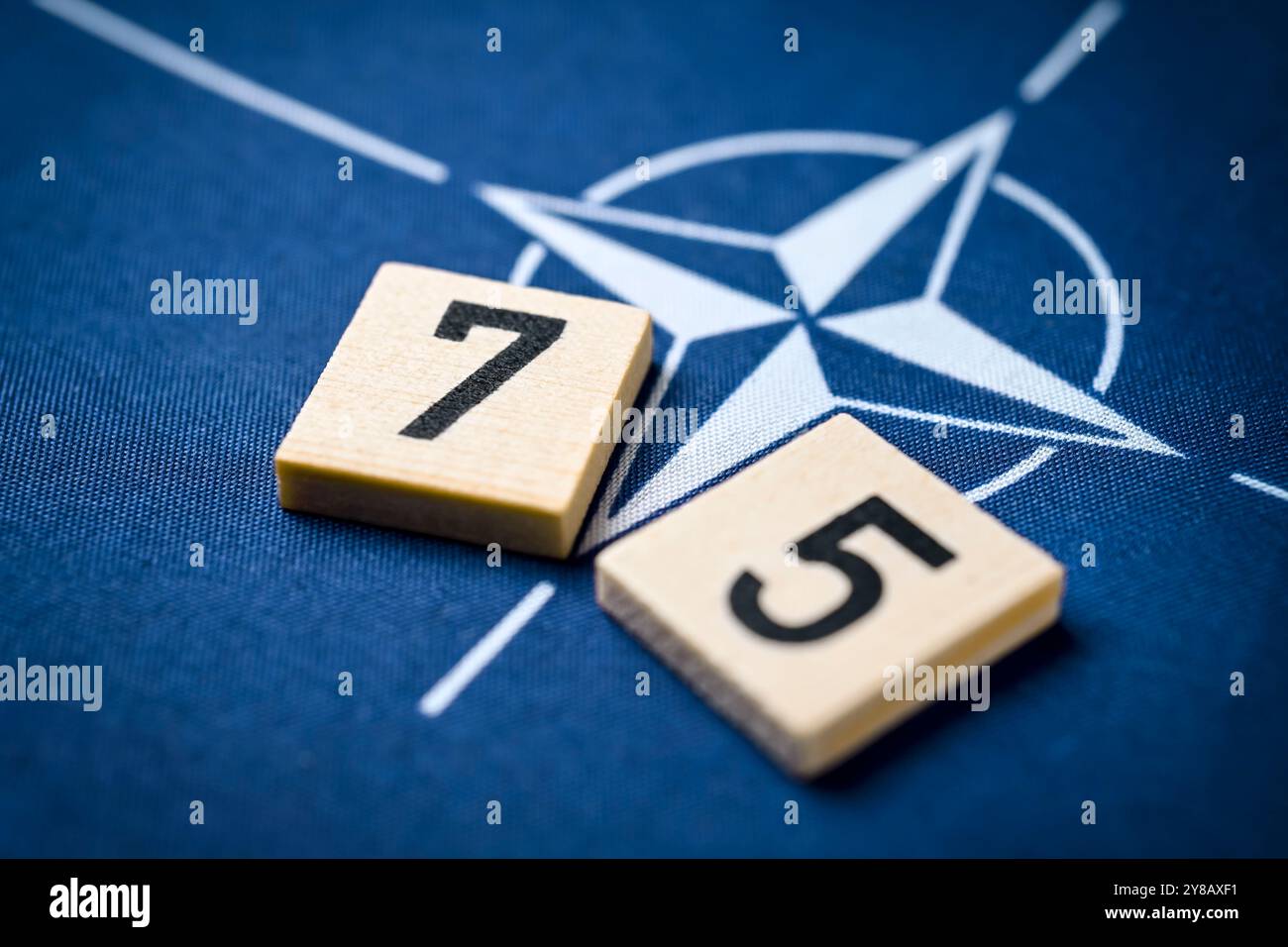 Bandiera della NATO con il numero 75, foto simbolica della fondazione della NATO 75 anni fa, NATO-Fahne mit der Zahl 75, Symbolfoto Gründung der NATO vor 75 Jah Foto Stock