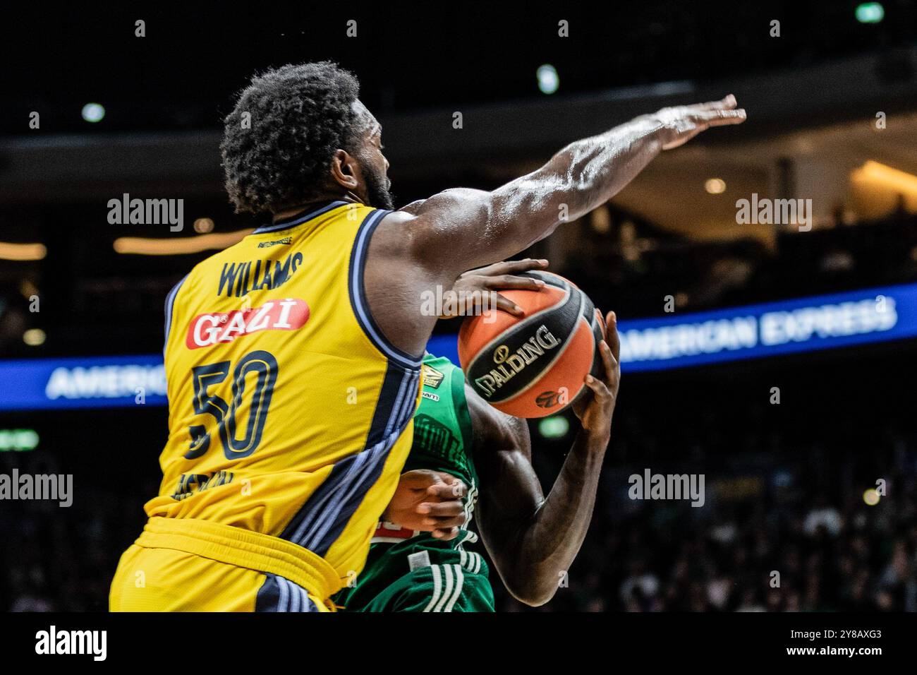 Berlino, Germania. 3 ottobre 2024. Trevion Williams (L) di ALBA Berlin visto in azione durante la partita del primo turno di stagione regolare 2024-2025 tra Alba Berlin e Panathinaikos Athens all'Uber Arena. Punteggio finale; Alba Berlin 77:87 Panathinaikos Atene. (Foto di Nicholas Muller/SOPA Images/Sipa USA) credito: SIPA USA/Alamy Live News Foto Stock