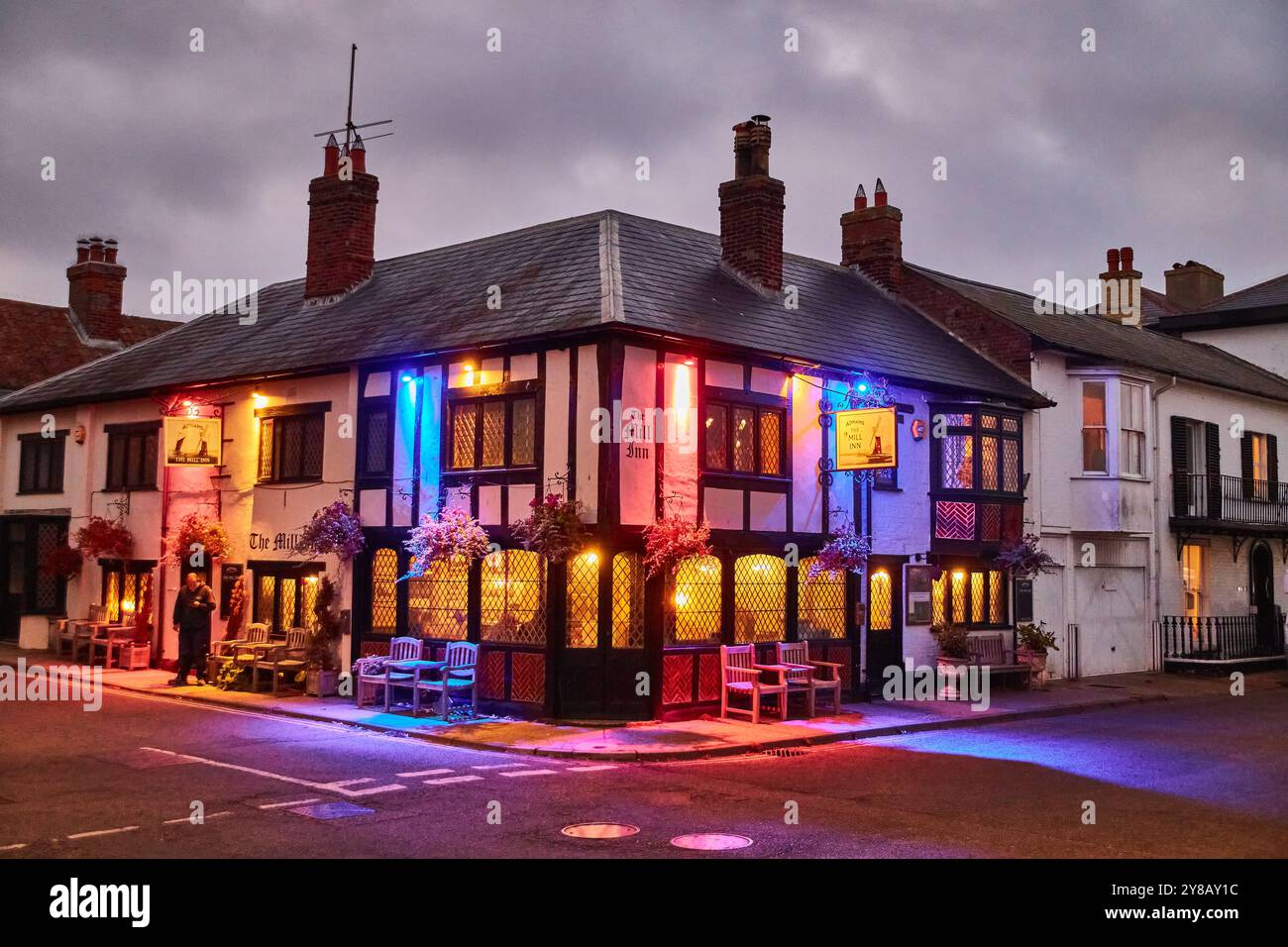 The Mill Inn ad Aldeburgh, Suffolk al crepuscolo con luci colorate. Foto Stock