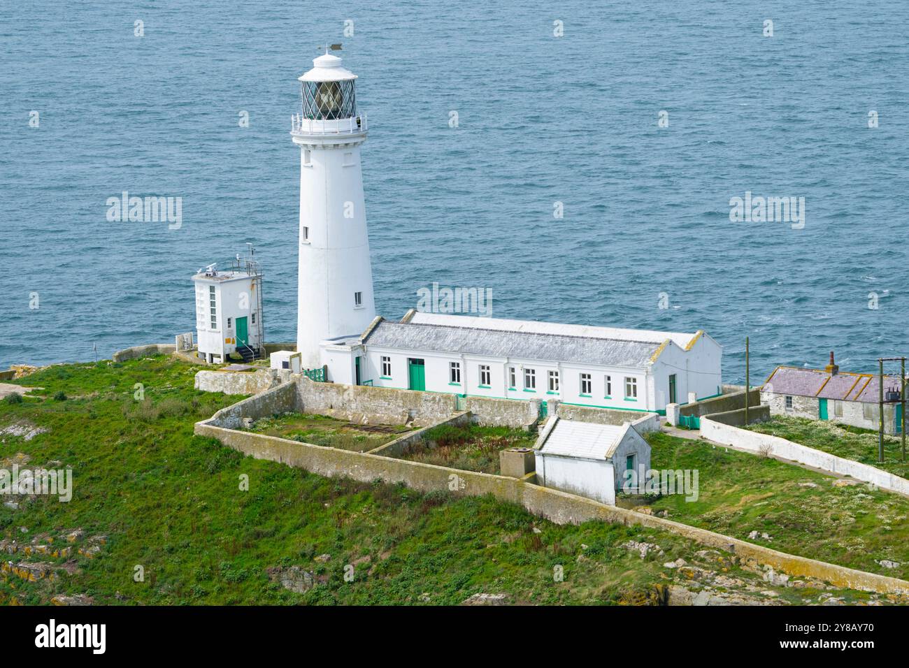 Faro di South Stack costruito su una piccola isola al largo della costa di Anglesea Galles. Foto Stock