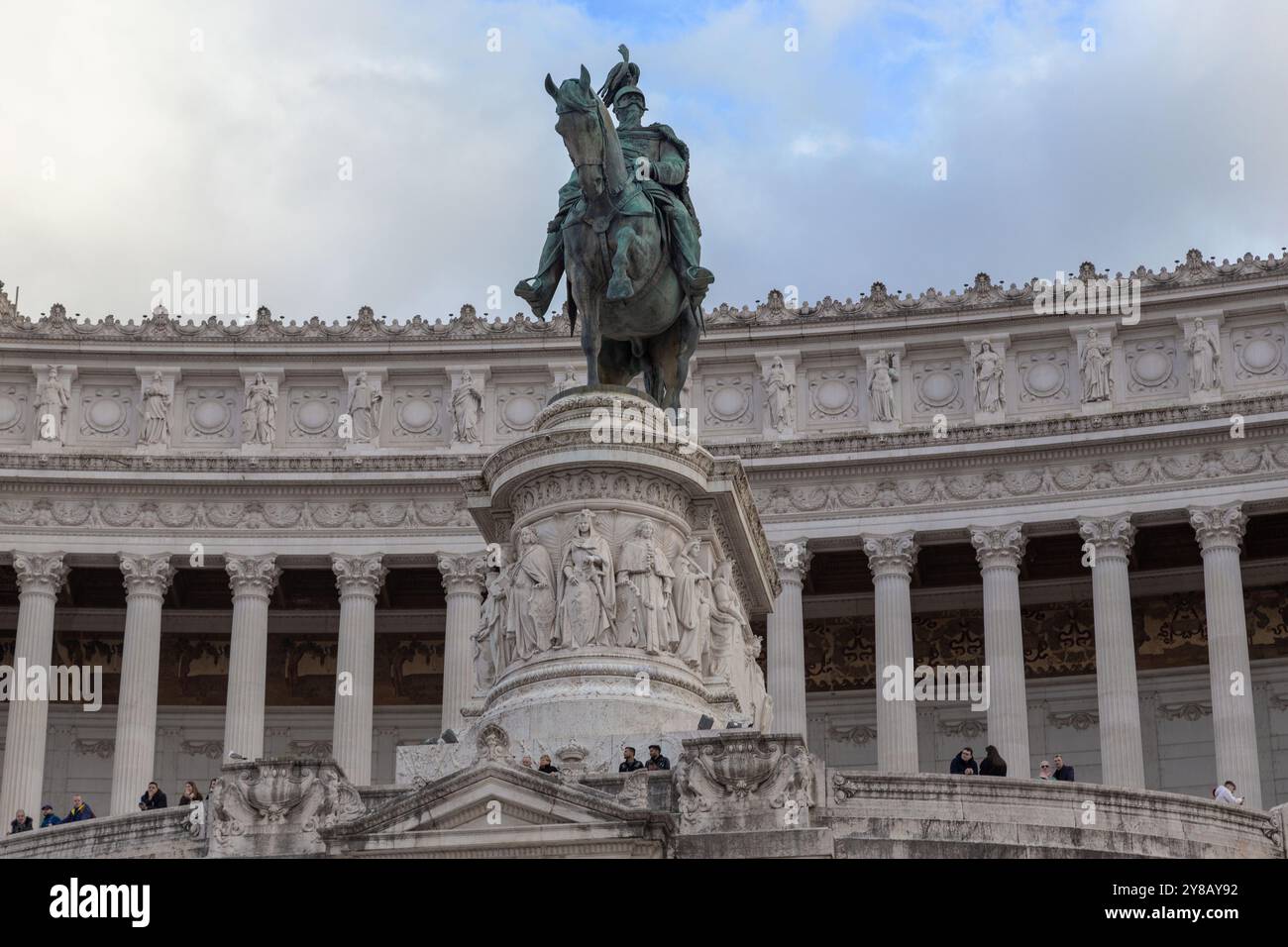 ROMA, ITALIA - 8 MARZO 2023: Questo è il frammento del monumento del Vittoriano con il monumento al re Vittorio Emanuele II Foto Stock