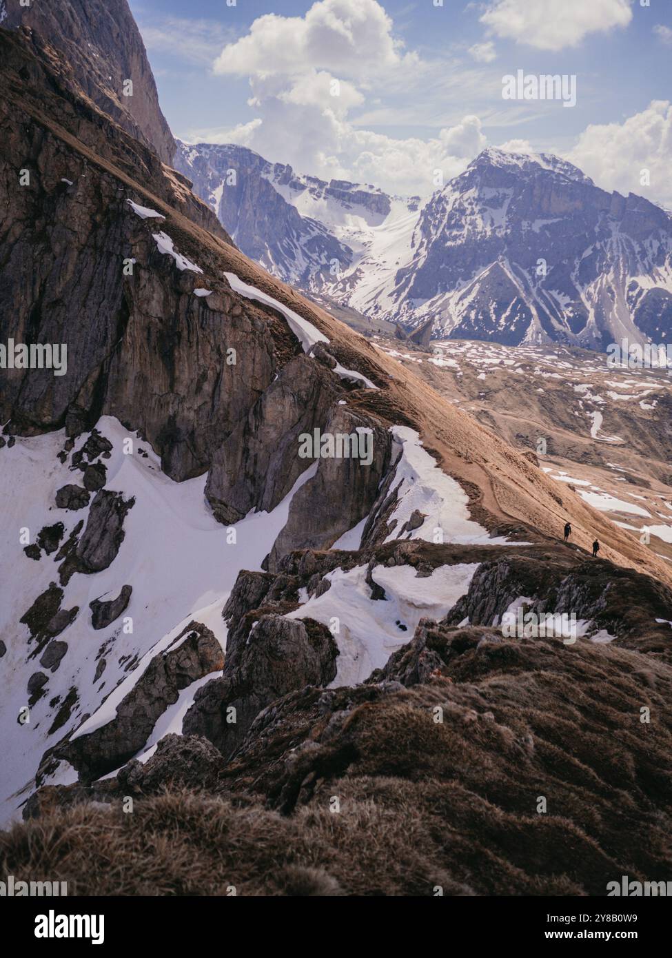 Splendida vista sulla montagna innevata del Seceda nelle Dolomiti del nord Italia con cielo azzurro e nuvole Foto Stock