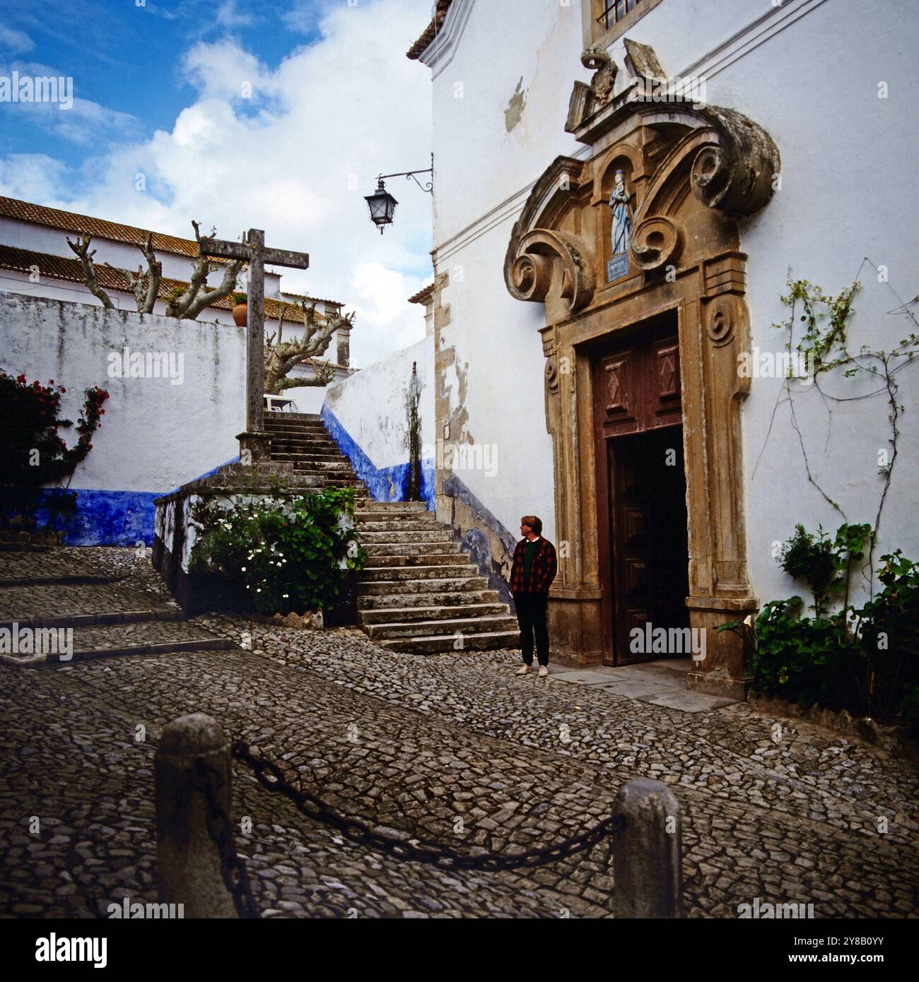 Alterare Eingangstorbogen aus dem 17. Jahrhundert in Obidos in der Region Centro, Portogallo UM 1981. 90010001193 Foto Stock