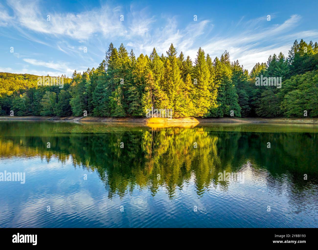 All'inizio dell'autunno la natura si specchia sul lago Buhui. Foto scattata il 28 settembre 2024, sul lago Buhui vicino alla città di Anina, Contea di Caras-Severin, Romania. Foto Stock