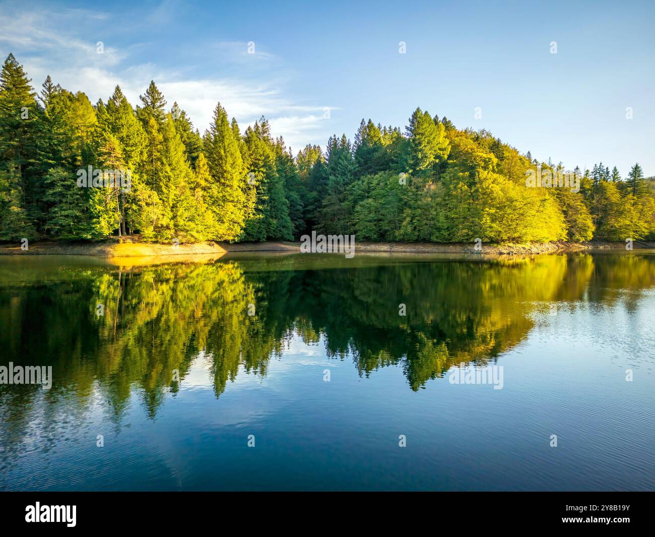 All'inizio dell'autunno la natura si specchia sul lago Buhui. Foto scattata il 28 settembre 2024, sul lago Buhui vicino alla città di Anina, Contea di Caras-Severin, Romania. Foto Stock