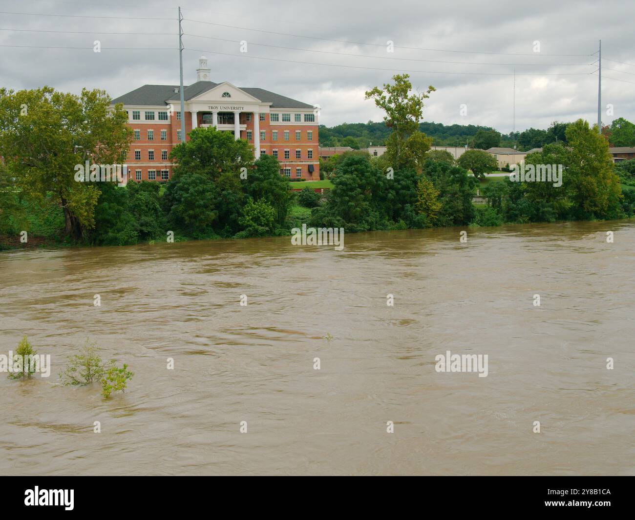 Solo per uso editoriale Phenix City, Alabama, USA 27 settembre 2024. Edificio del campus della Troy University Phenix City sul lungofiume. Fiume Chattahoochee Foto Stock