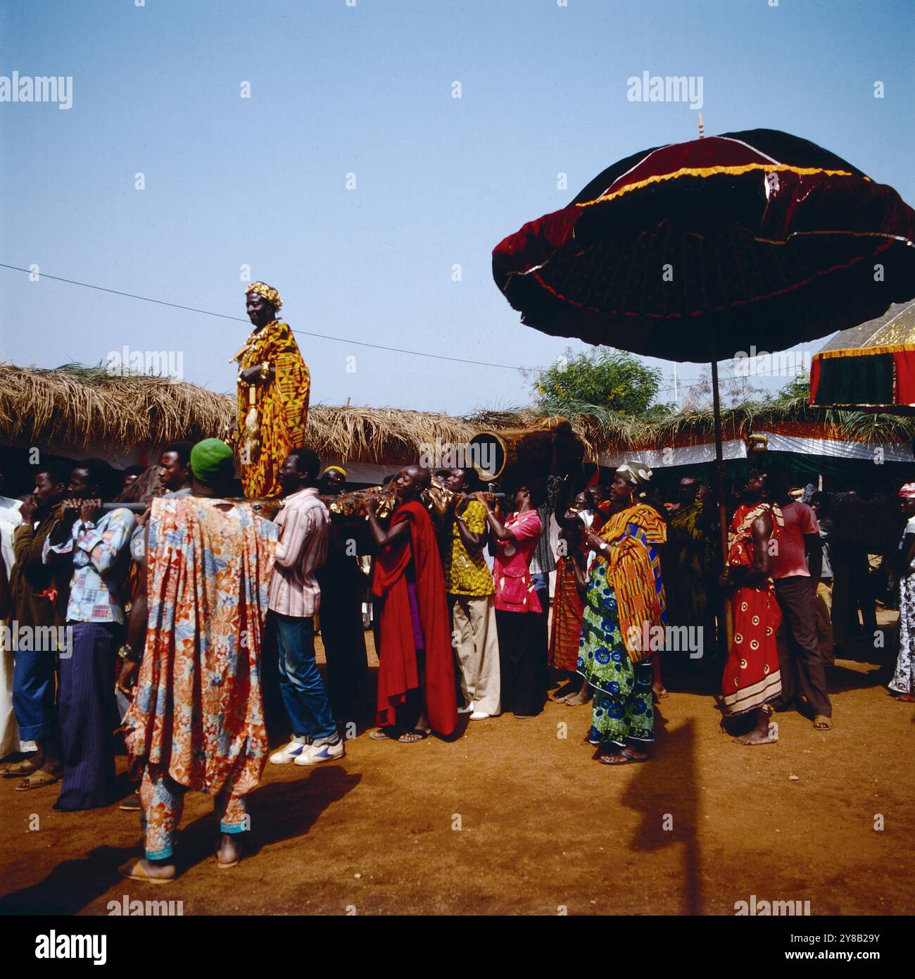 Feierlichkeiten für einen Gemeindeführer, Togo um 1984. 90020000063 Foto Stock